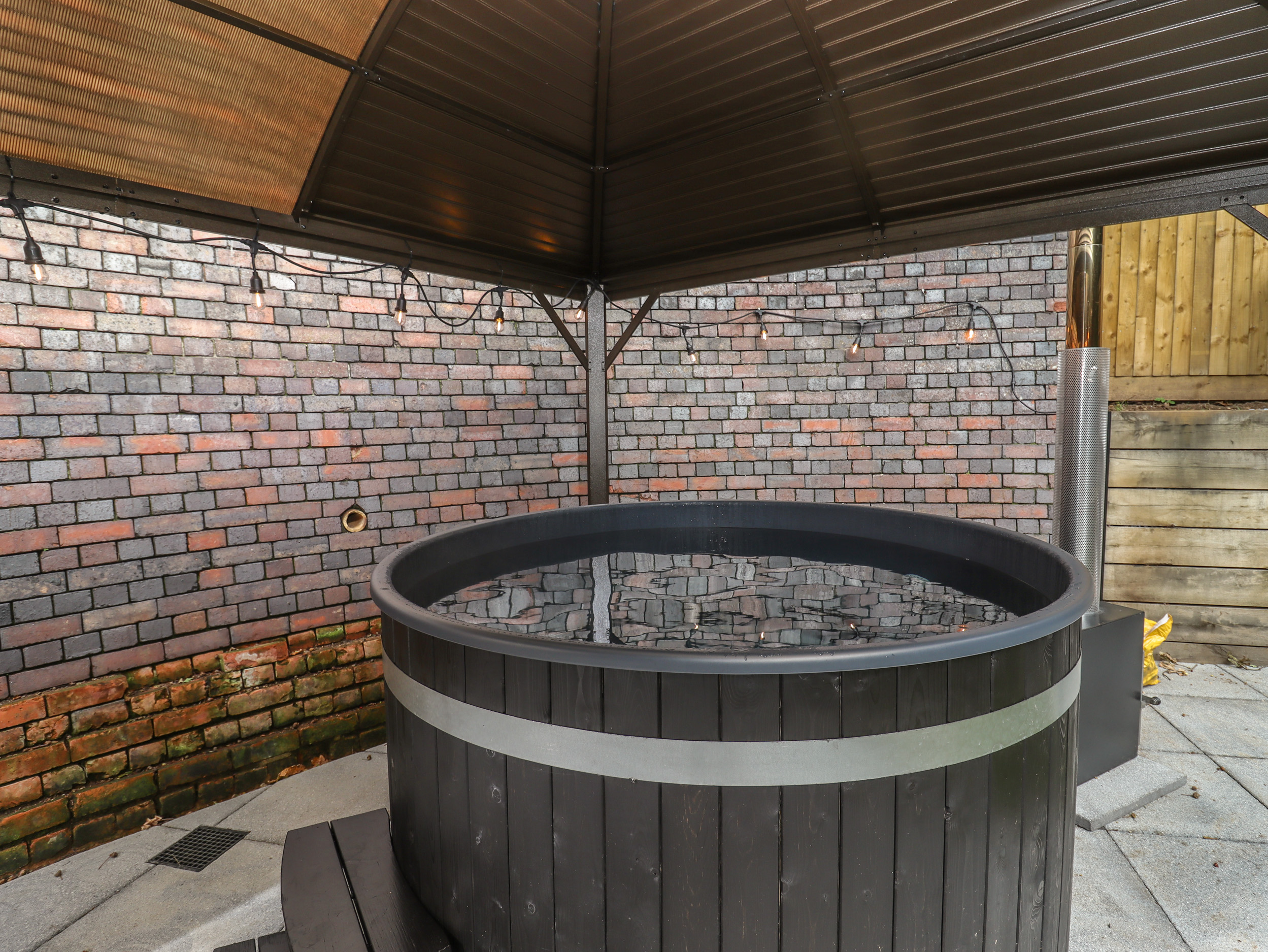 The Tunnel at Bridge Lake Farm & Fishery, Oxfordshire. Hot tub. Perfect for couples. Stunning views.