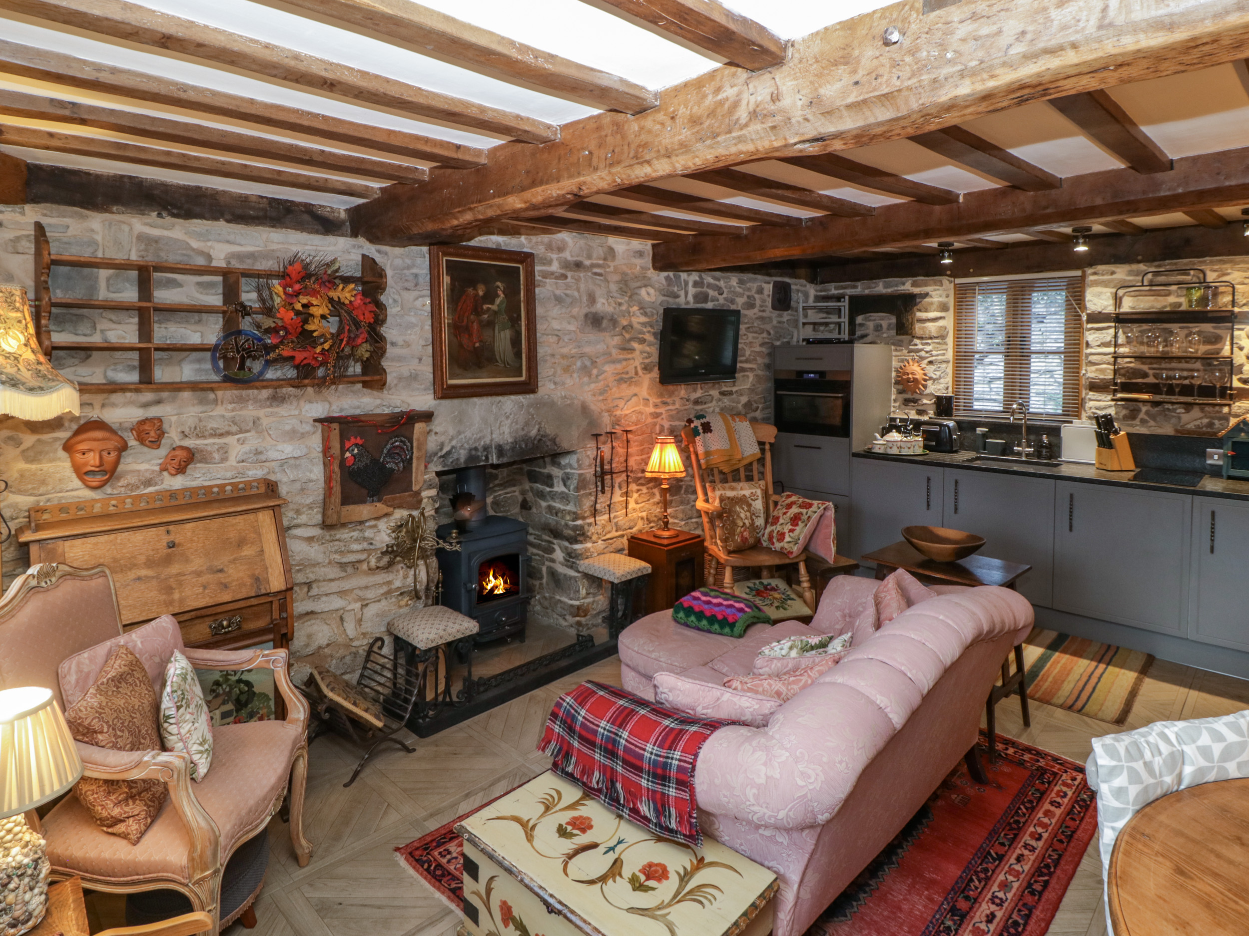 Horders Cottage, Hay-On-Wye, Hereford. Near shop, pub, and river. In a National Park. Character. TV.