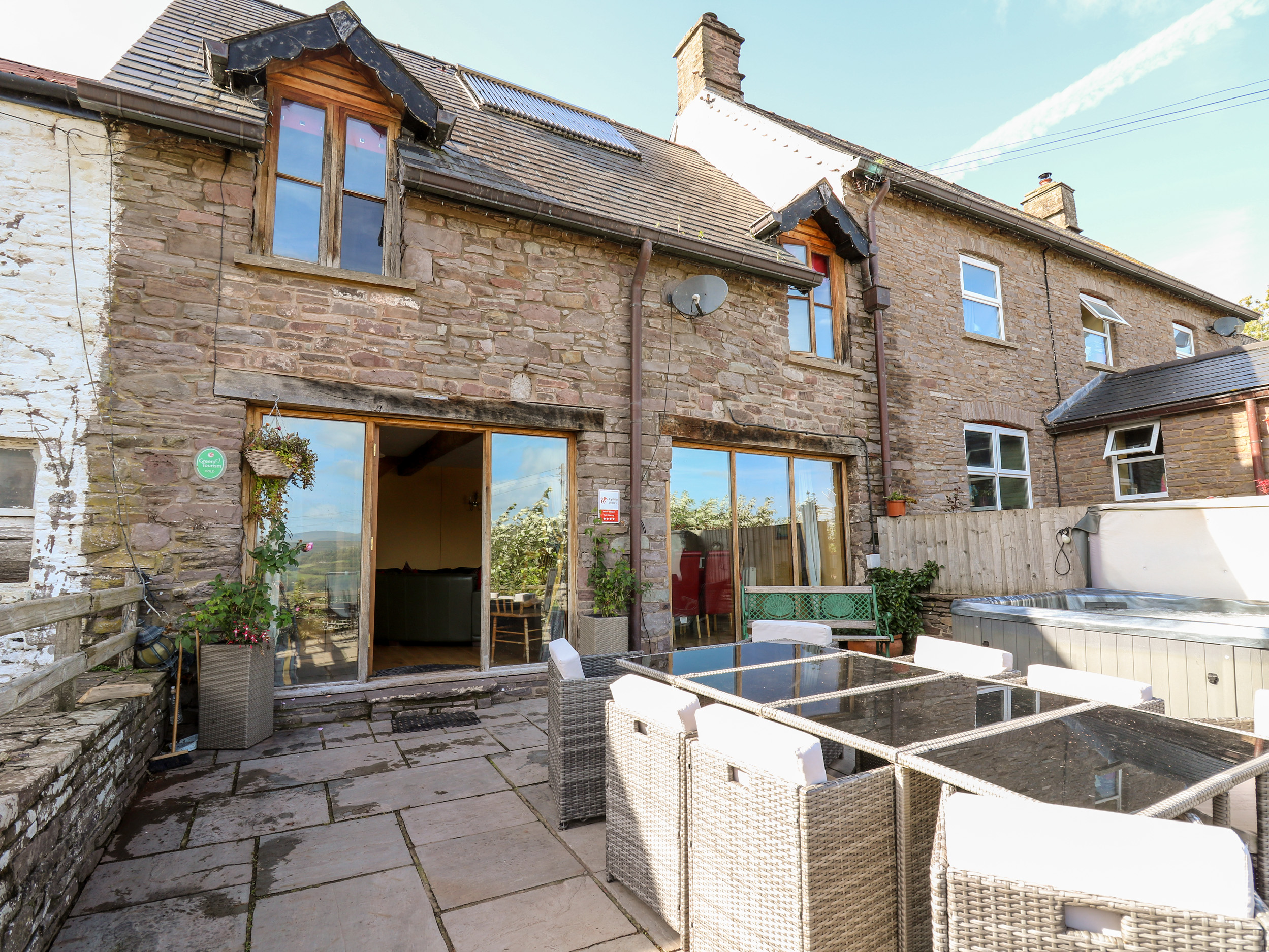 Peacock Cottage is in Talybont-on-Usk, Powys. Three-bedroom home with rural views and hot tub. Pets.