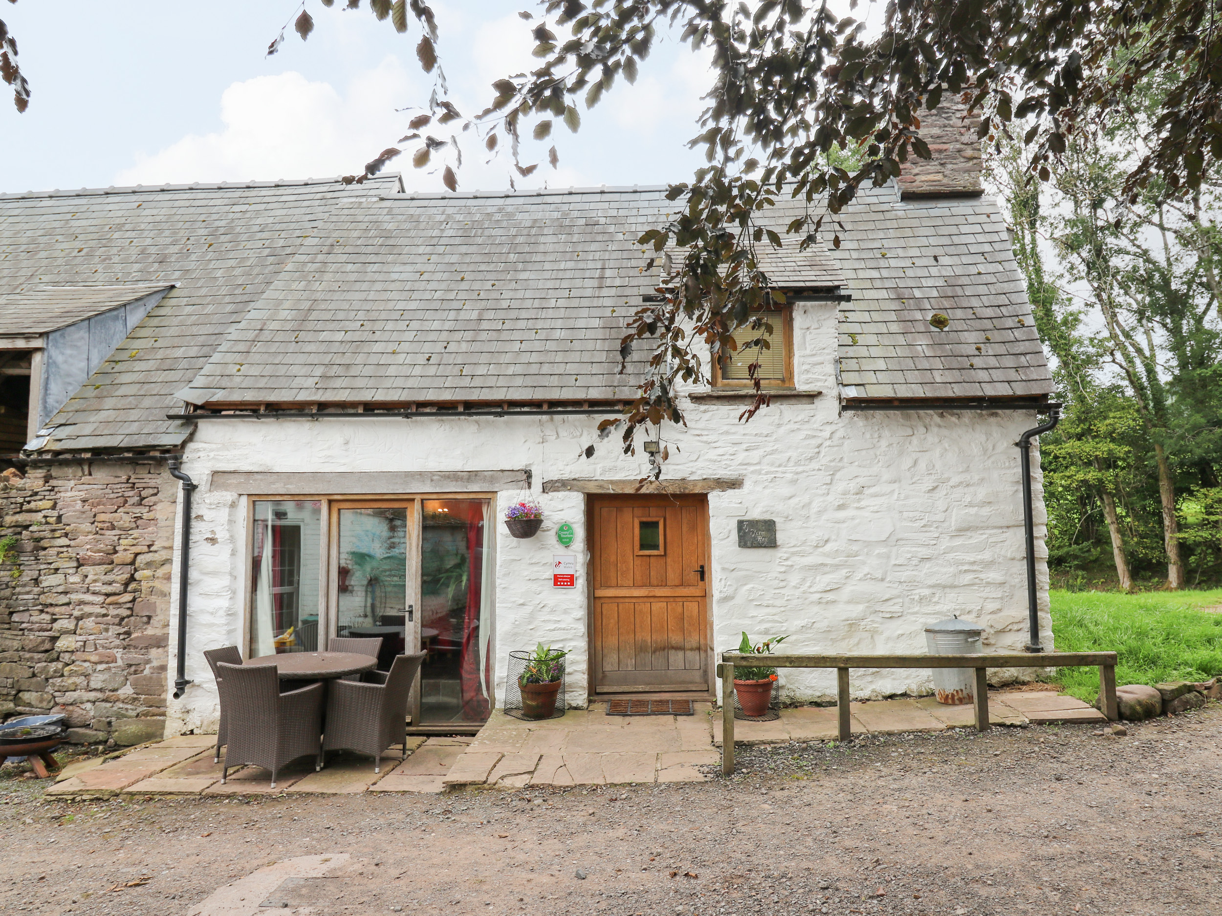 Ty Fferm Hen, Talybont-on-Usk, Brecknockshire. One bedroom. Rustic & character features. Woodburner.