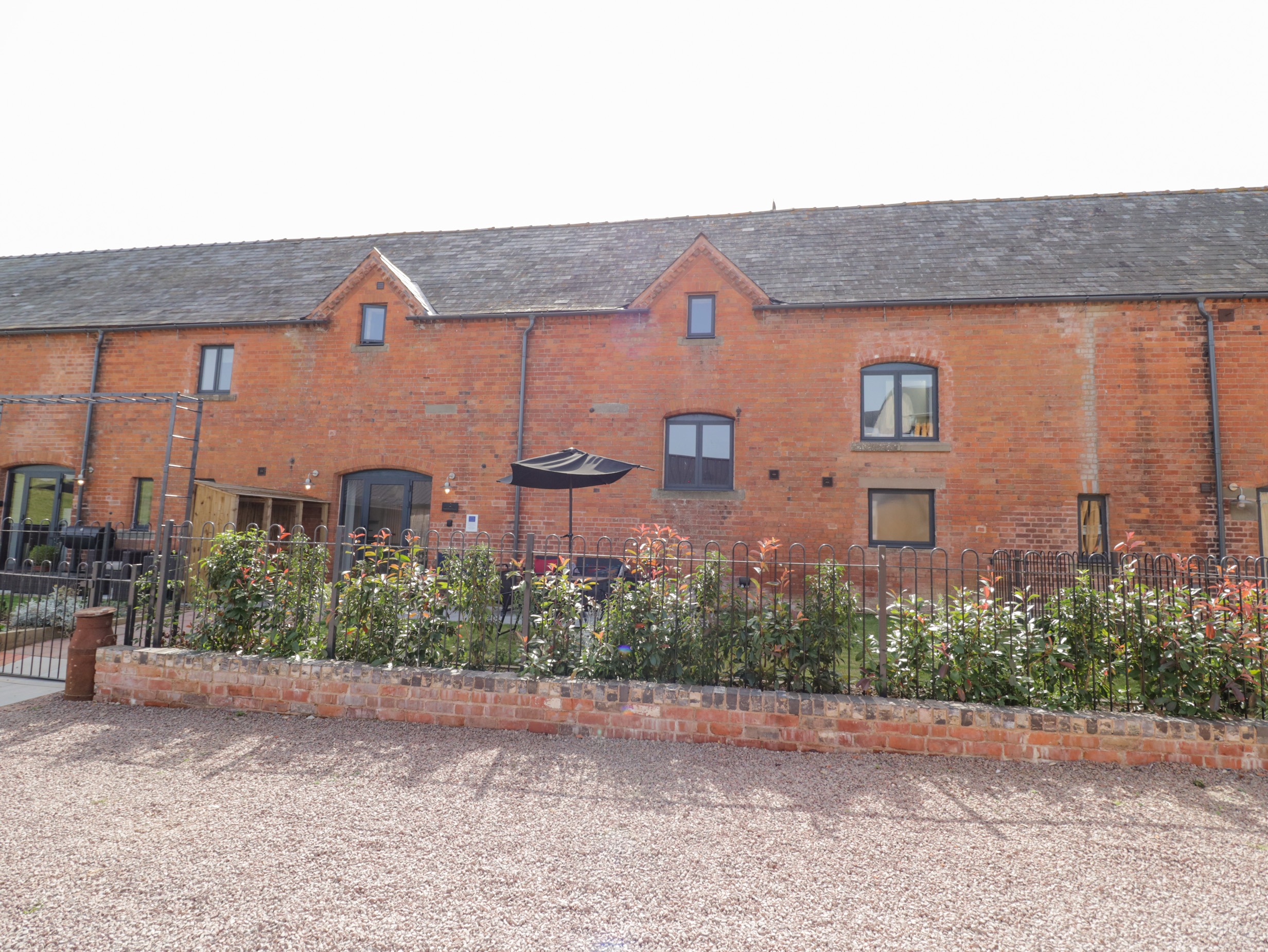 The Cart Arms, Huntley, Gloucestershire. Barn conversion. Contemporary. Wood-fired hot tub. Two pets