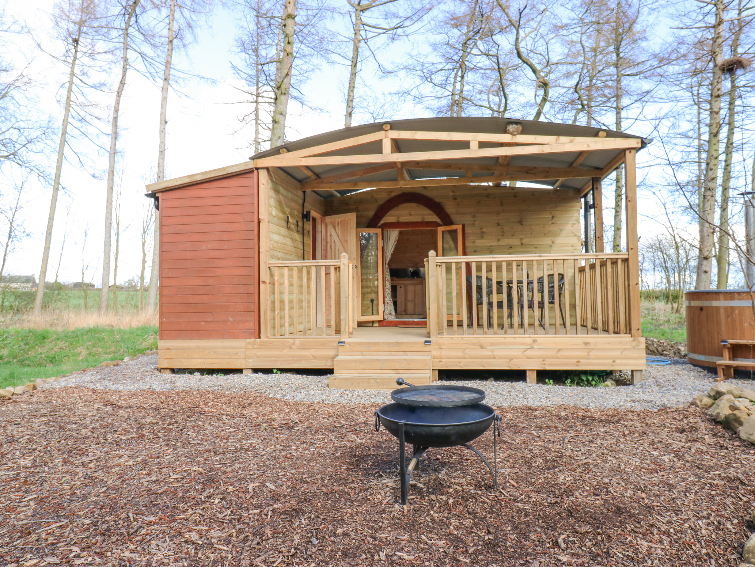 The Leveret, Eppleby, Richmondshire. Countryside views. Hot tub. Woodburning stove. Off-road parking
