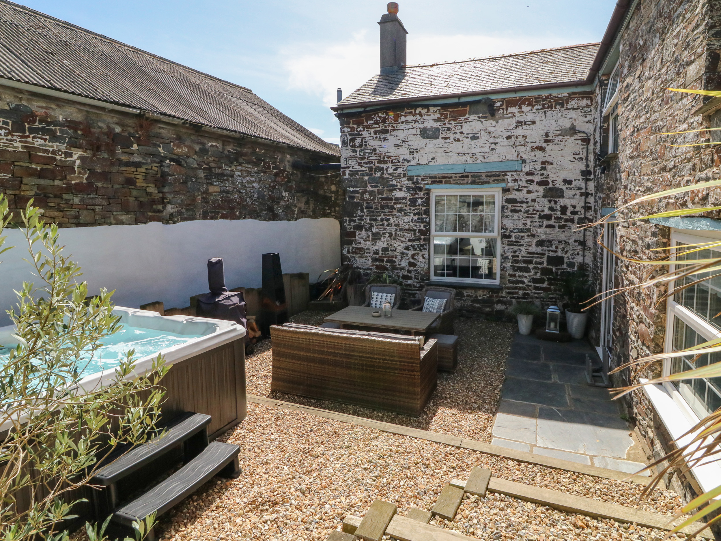 Puffin House, Hartland, Devon. 3-bedrooms. Remote situation. Farmhouse. Pet-friendly. Hot tub. WiFi.