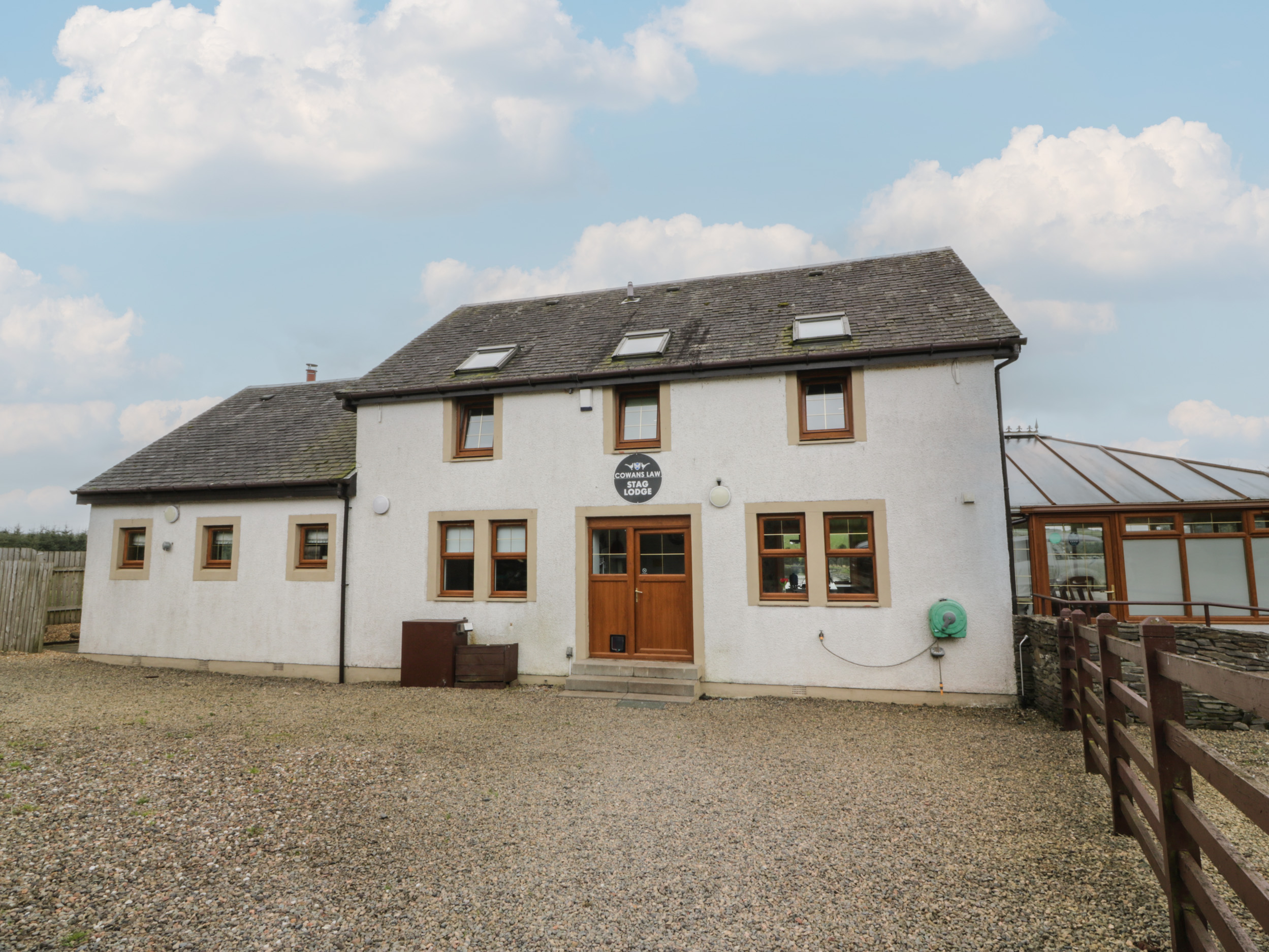 Stag Lodge in Moscow near Galston, East Ayrshire. Hot tub. Woodburning stove. Smart TV. Pet-friendly