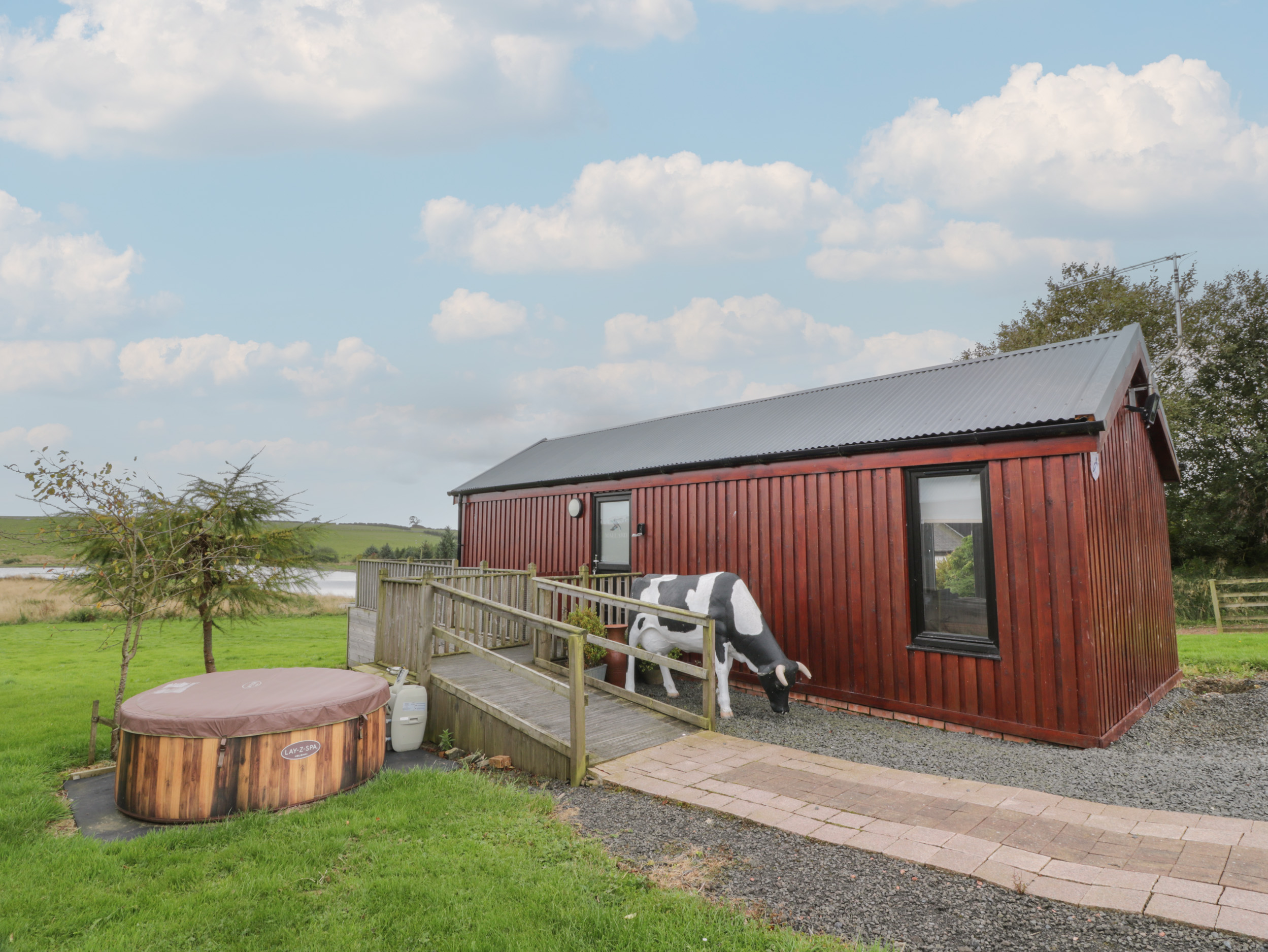 Mallard Lodge in Moscow, Galston, East Ayrshire. Romantic. Hot tub. Countryside. Smart TV. Open plan