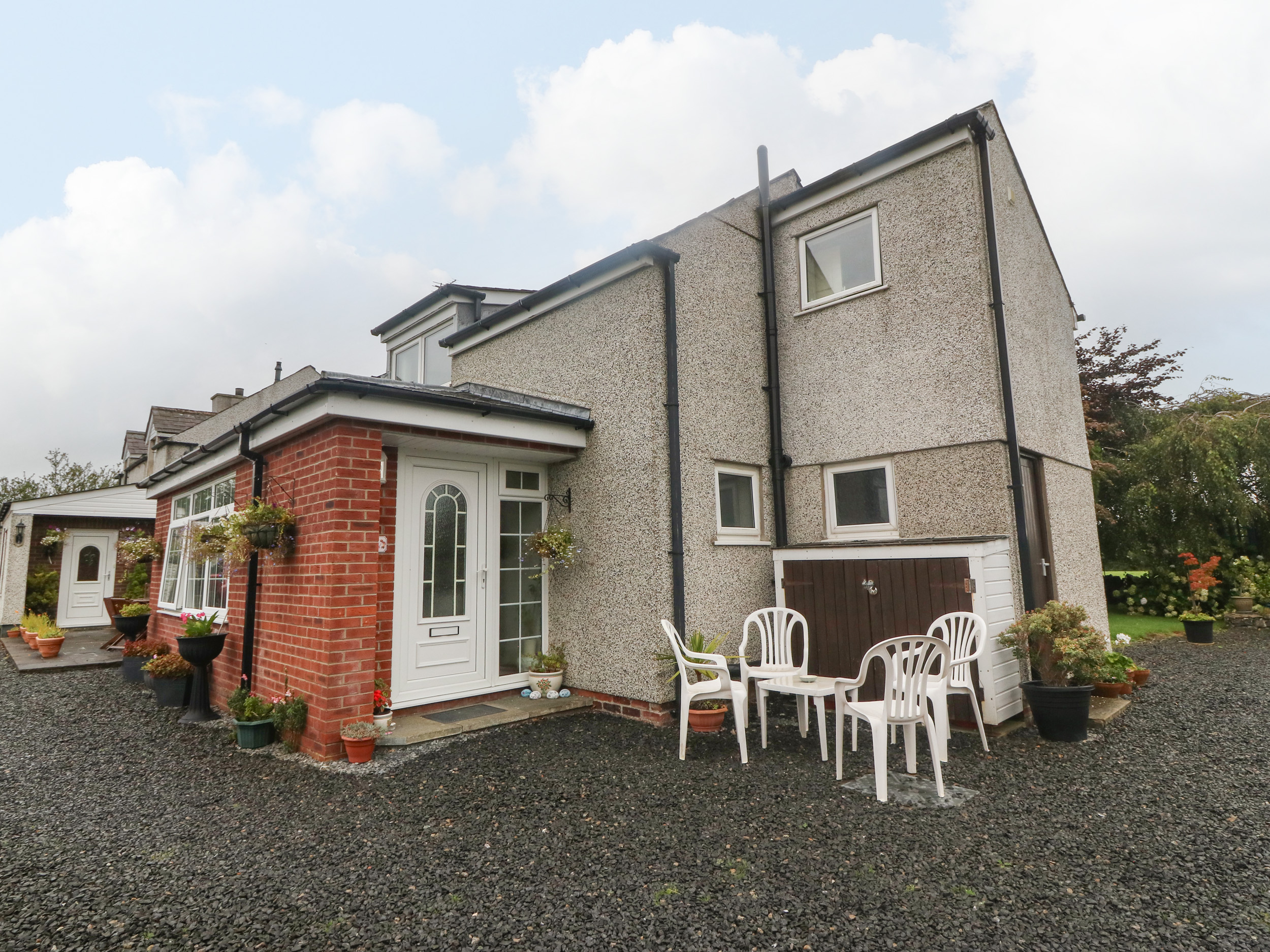 2 bedroom Cottage for rent in Brynsiencyn