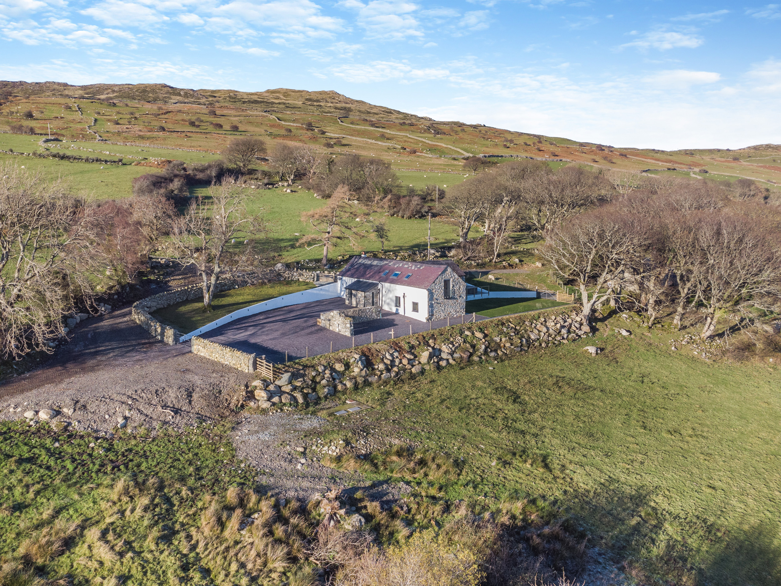 Ysgubor Maen Y Bardd, in Rowen near Conwy, North Wales. Close to a pub. Pretty views. En-suite. 5bed