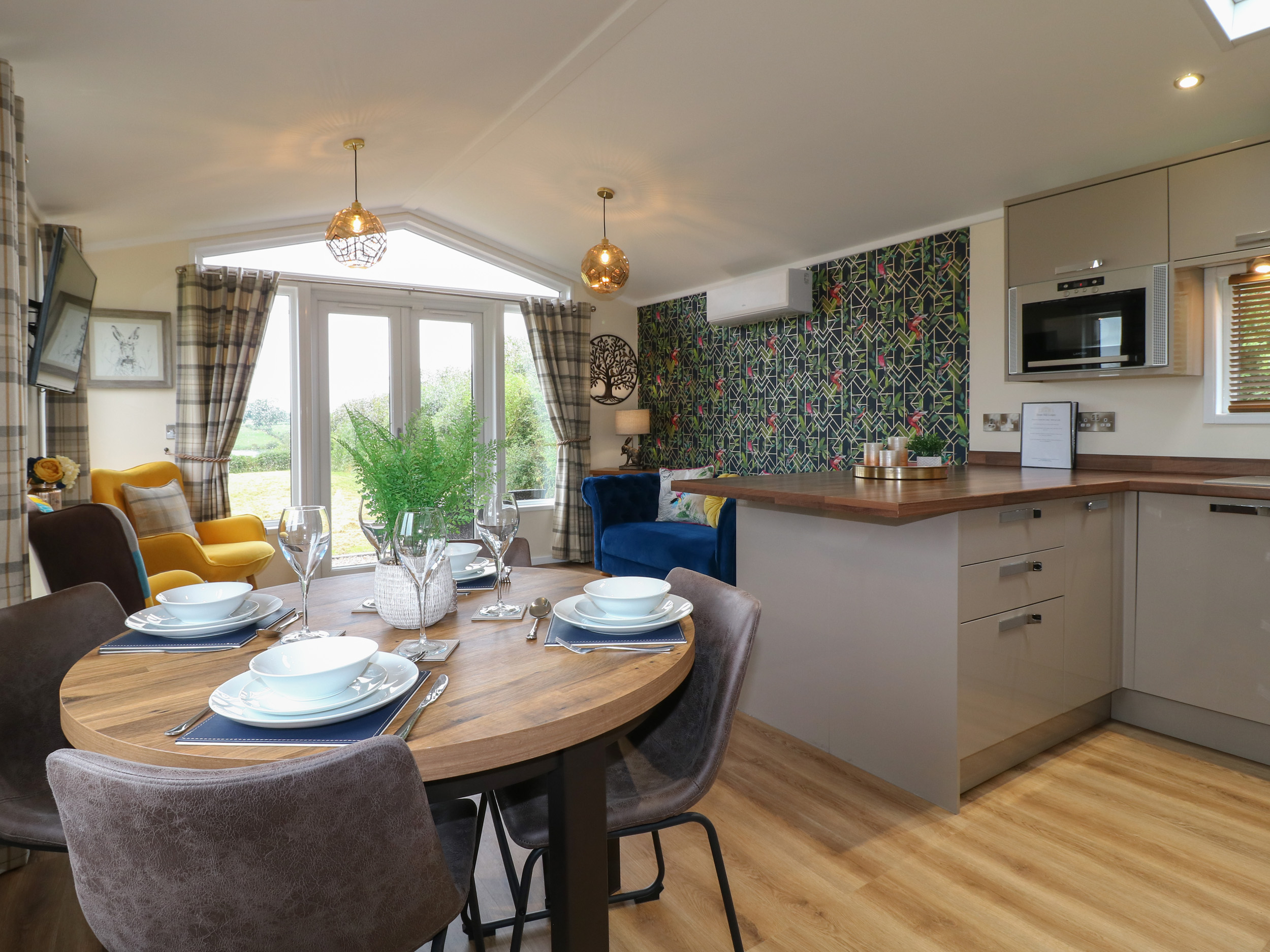Buttercup, Donisthorpe, Leicestershire. Open-plan living. Lake views. Serene location. Two bedrooms.