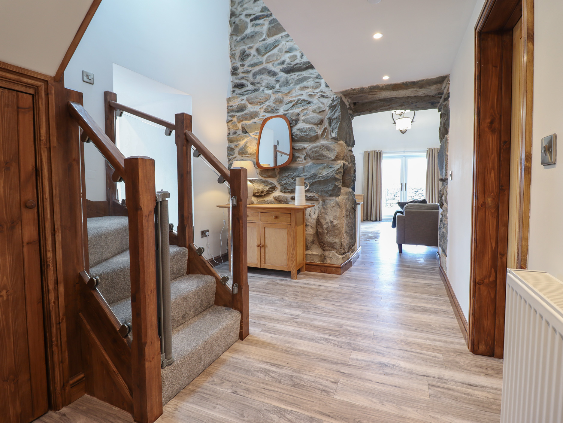 Gaerau Bach in Llanbedr. Hot tub. Woodburning stove. Freestanding bath. Pet-friendly. Open plan
