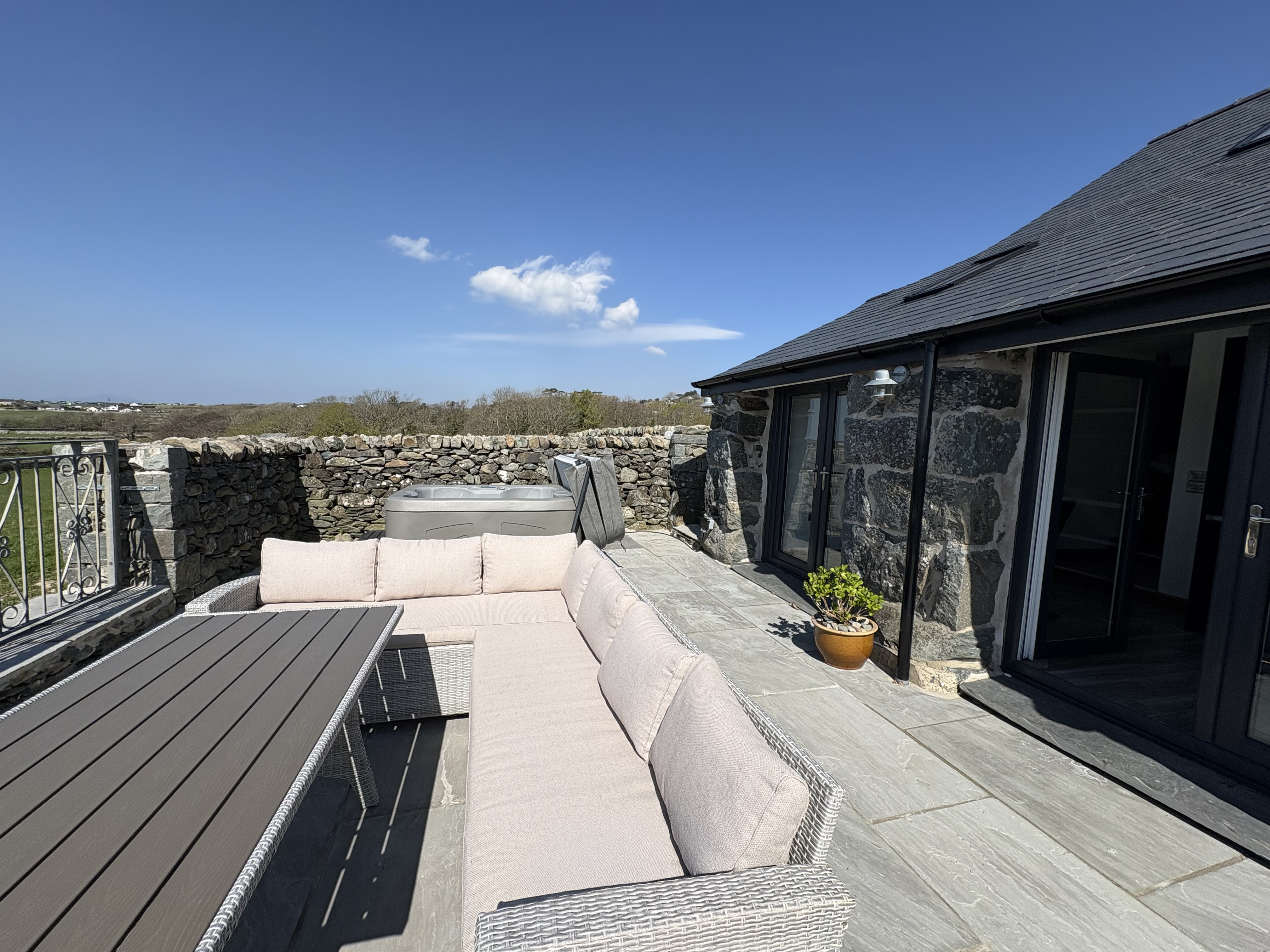 Gaerau Bach in Llanbedr. Hot tub. Woodburning stove. Freestanding bath. Pet-friendly. Open plan
