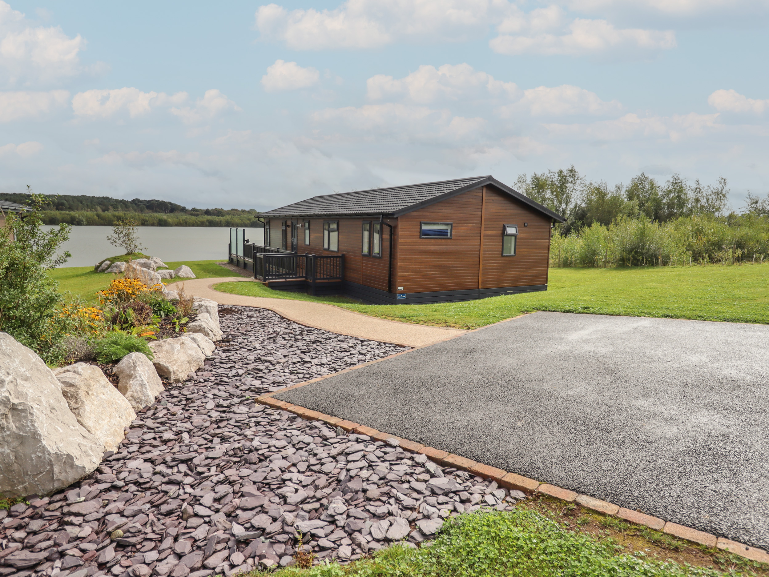 Lodge 40 is in Delamere, Cheshire. Close to amenities and a lake. Ground-floor living. Hot tub. 4bed