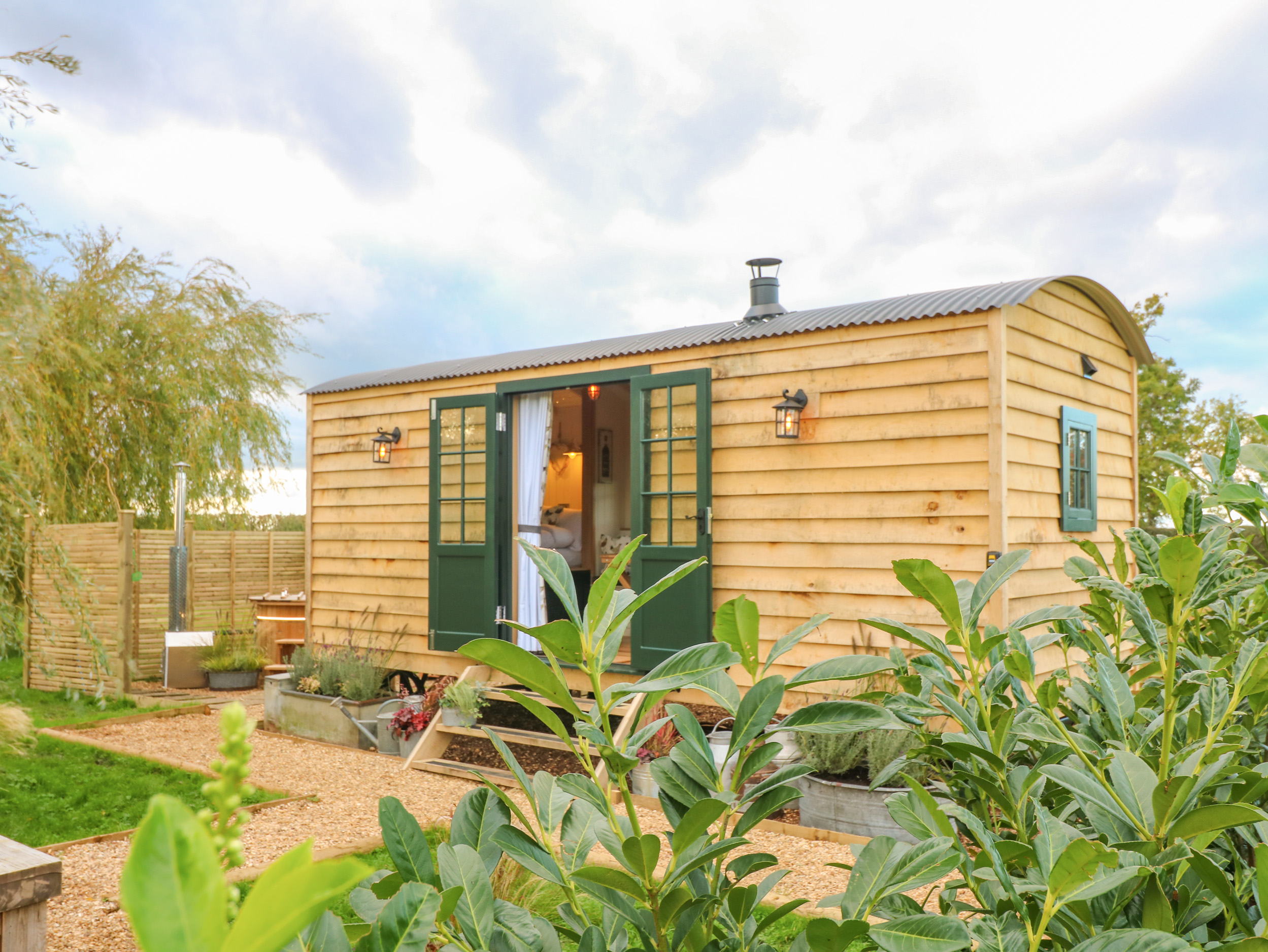 Poppie's Shepherds Hut in Bottesford, Leicestershire. Woodburning stove. Hot tub. Fire pit. Romantic