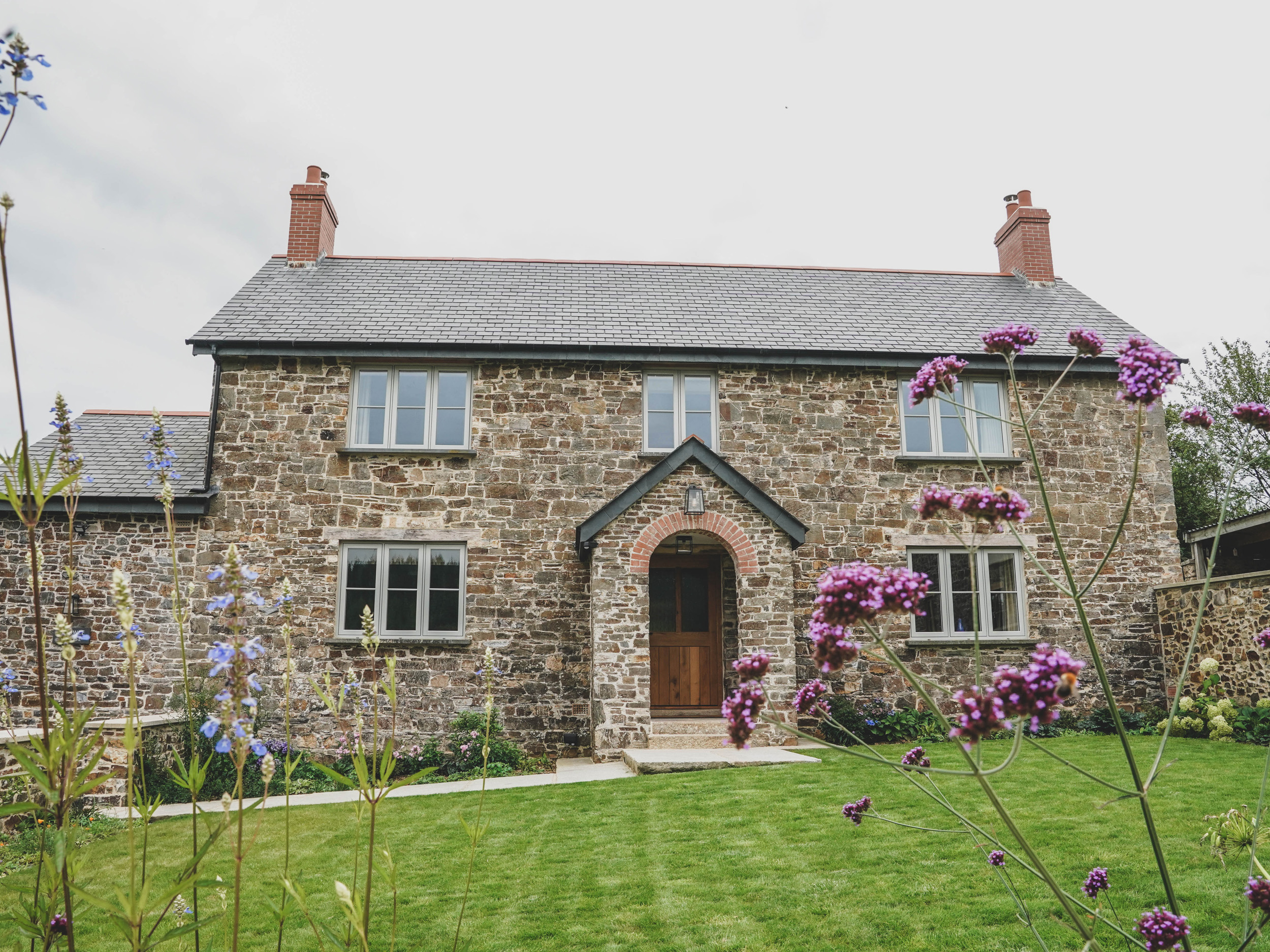 Knowle House, Okehampton, Devon. 5bed. Hot tub. Woodburning stove. Smart TV. Bedroom with en-suites.