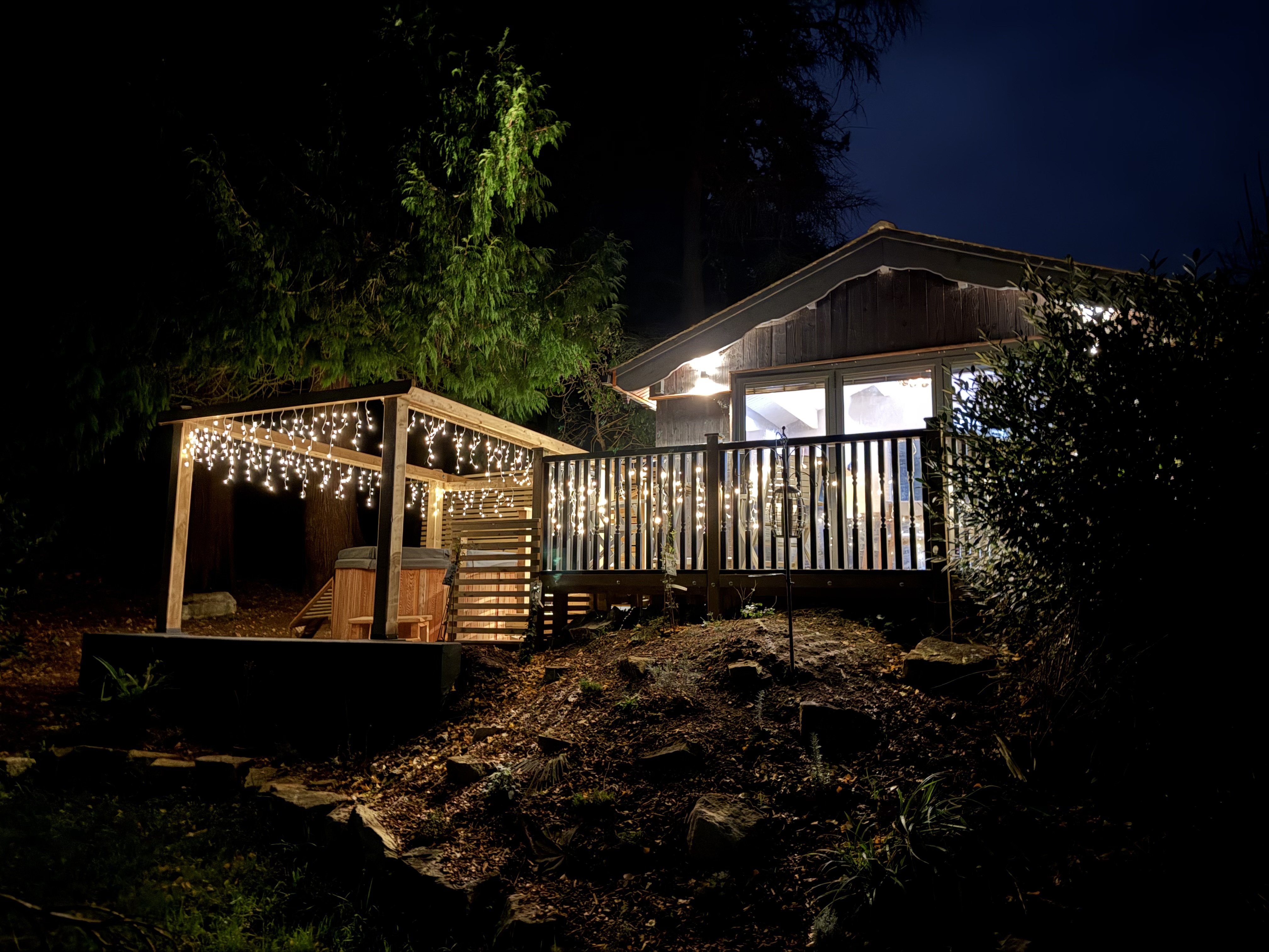 Sir George Baker Cabin, Uplyme, Devon/Dorset border, hot tub, garden, and peaceful woodland setting.