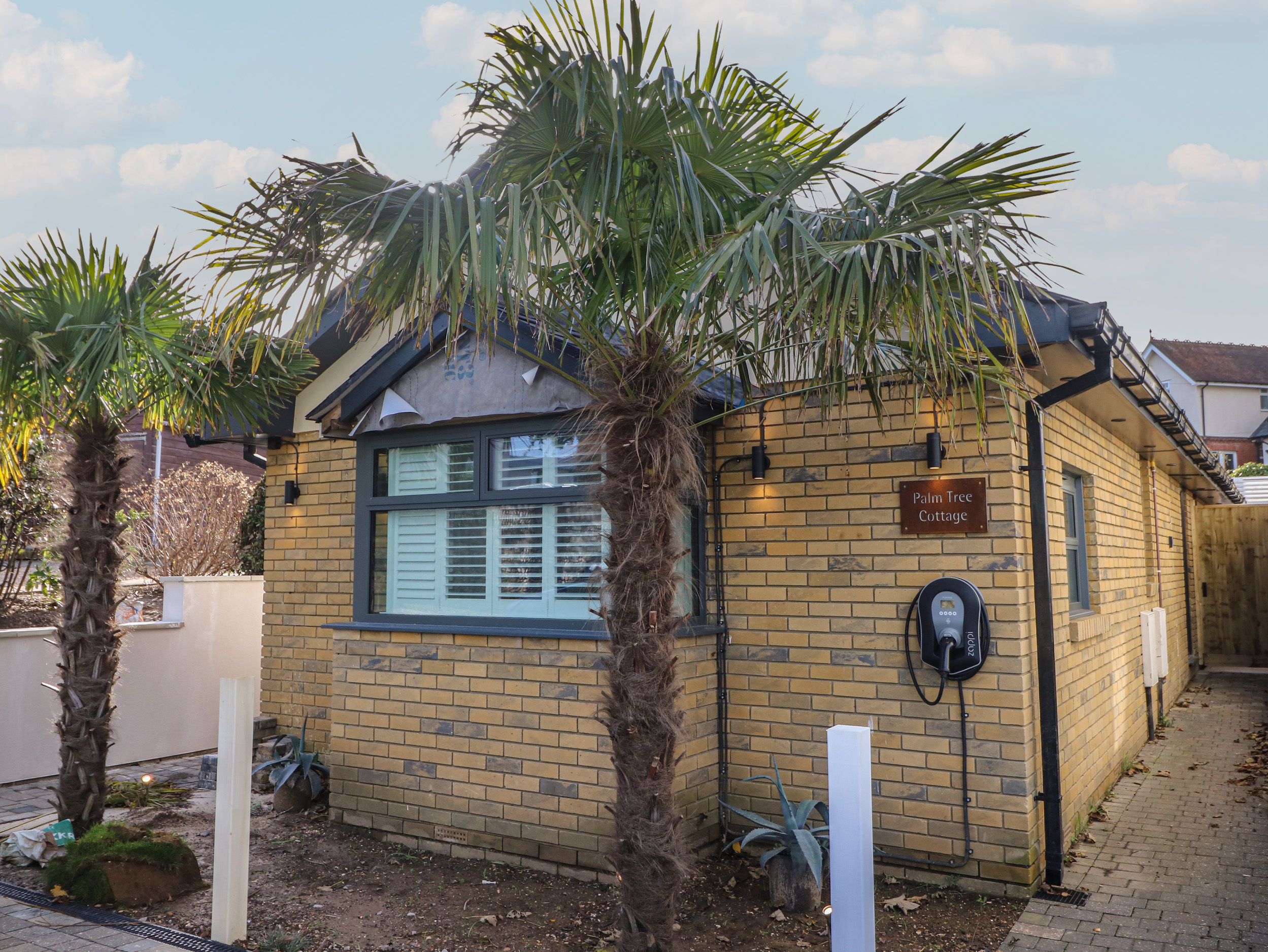 Palm Tree Cottage in Sandown, Isle of Wight. Close to amenities and a beach. Sea views. Pet-friendly