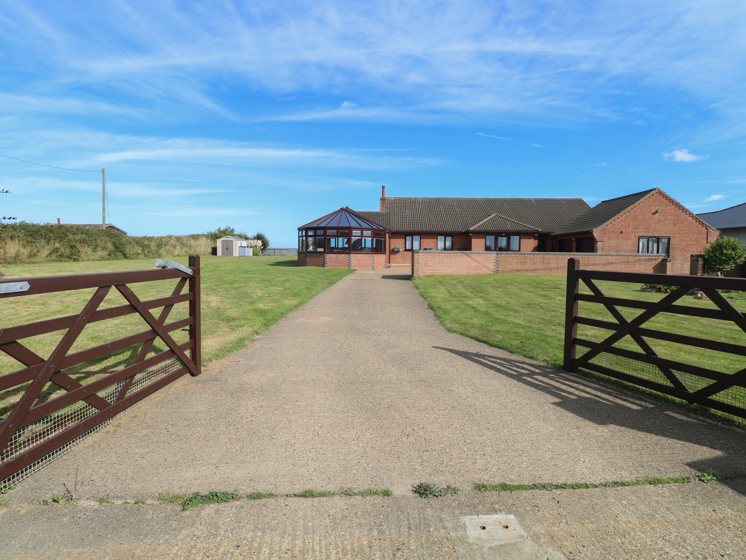 Beach Haven, Happisburgh, Norfolk, East Anglia. Close to amenities and a beach. Pet-friendly. Games.
