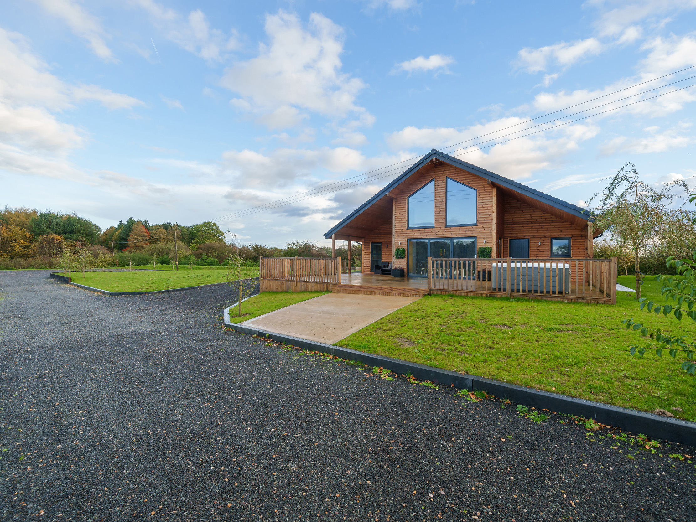 Micklemore Lakes and Lodges, single-storey holiday home in North Thoresby, Lincolnshire with hot tub