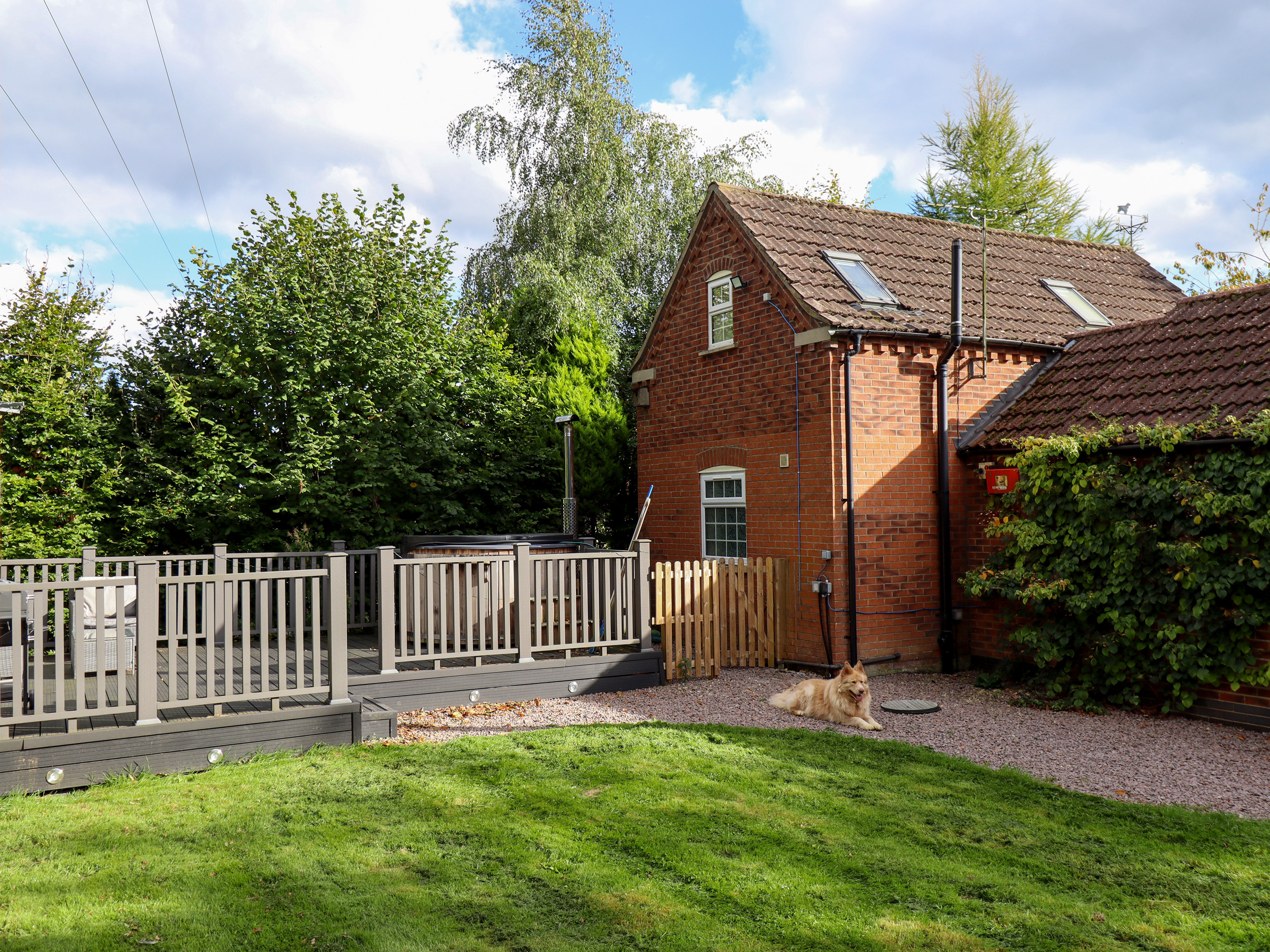 Woodland Lodge in Frithville, Boston, Lincolnshire. Dog-friendly. Romantic. Woodburning stove.