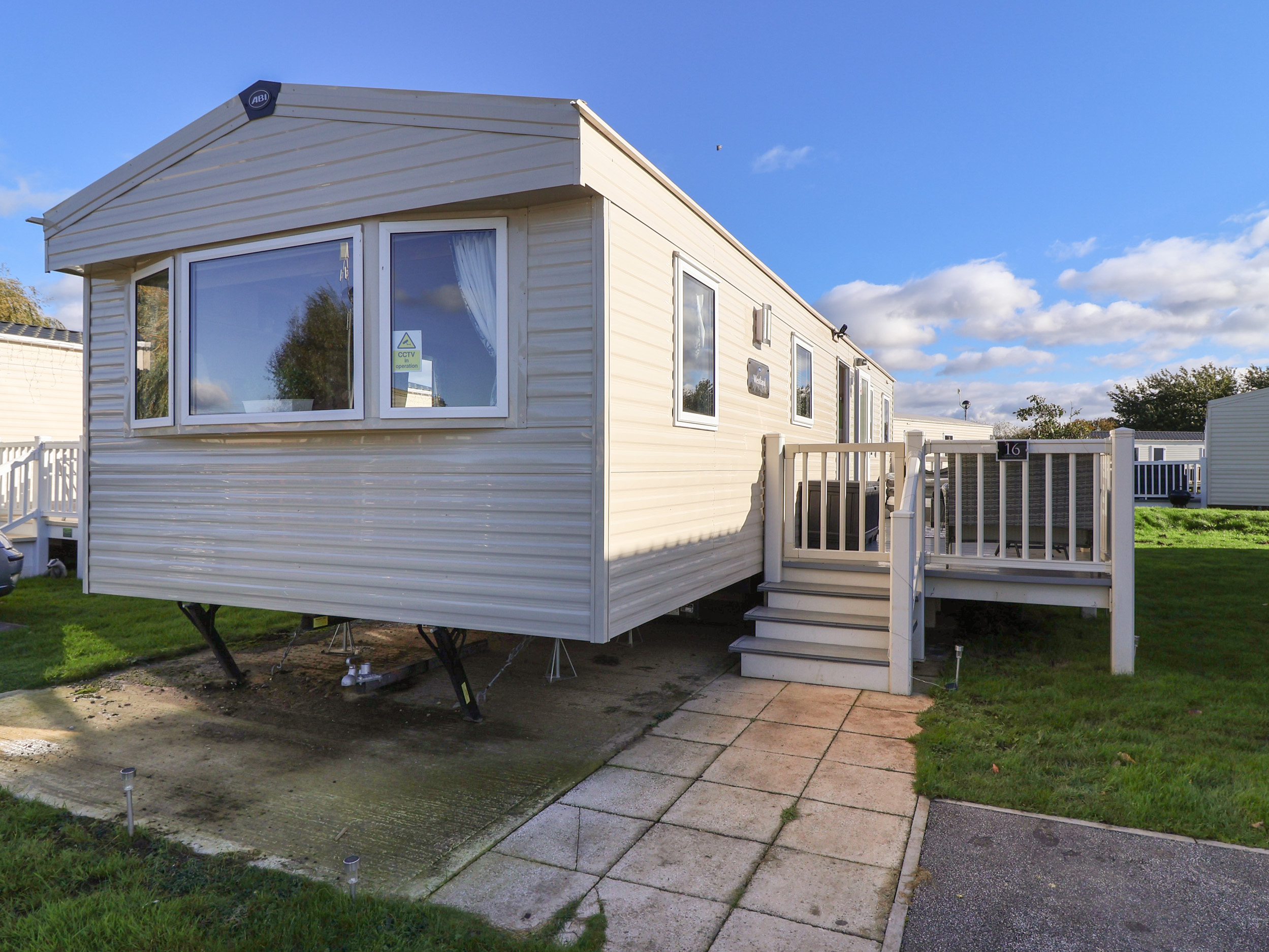 HD Retreat, a single-storey caravan in Tattershall, Lincolnshire with hot tub, one pet, and Smart TV