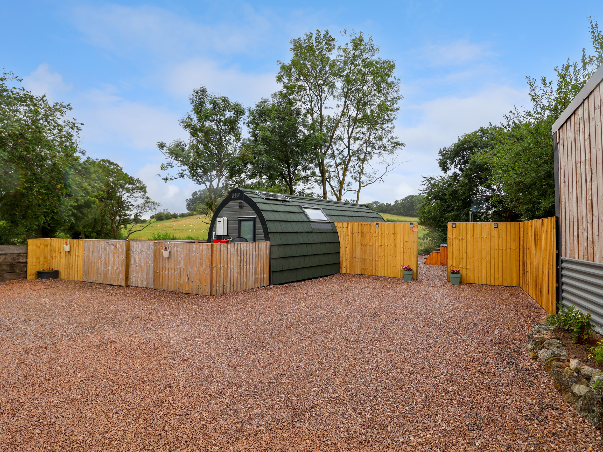 Heron Pod, Nantmawr near Trefonen, Shropshire. Couple's retreat. Open-plan. TV. Hot tub. Countryside