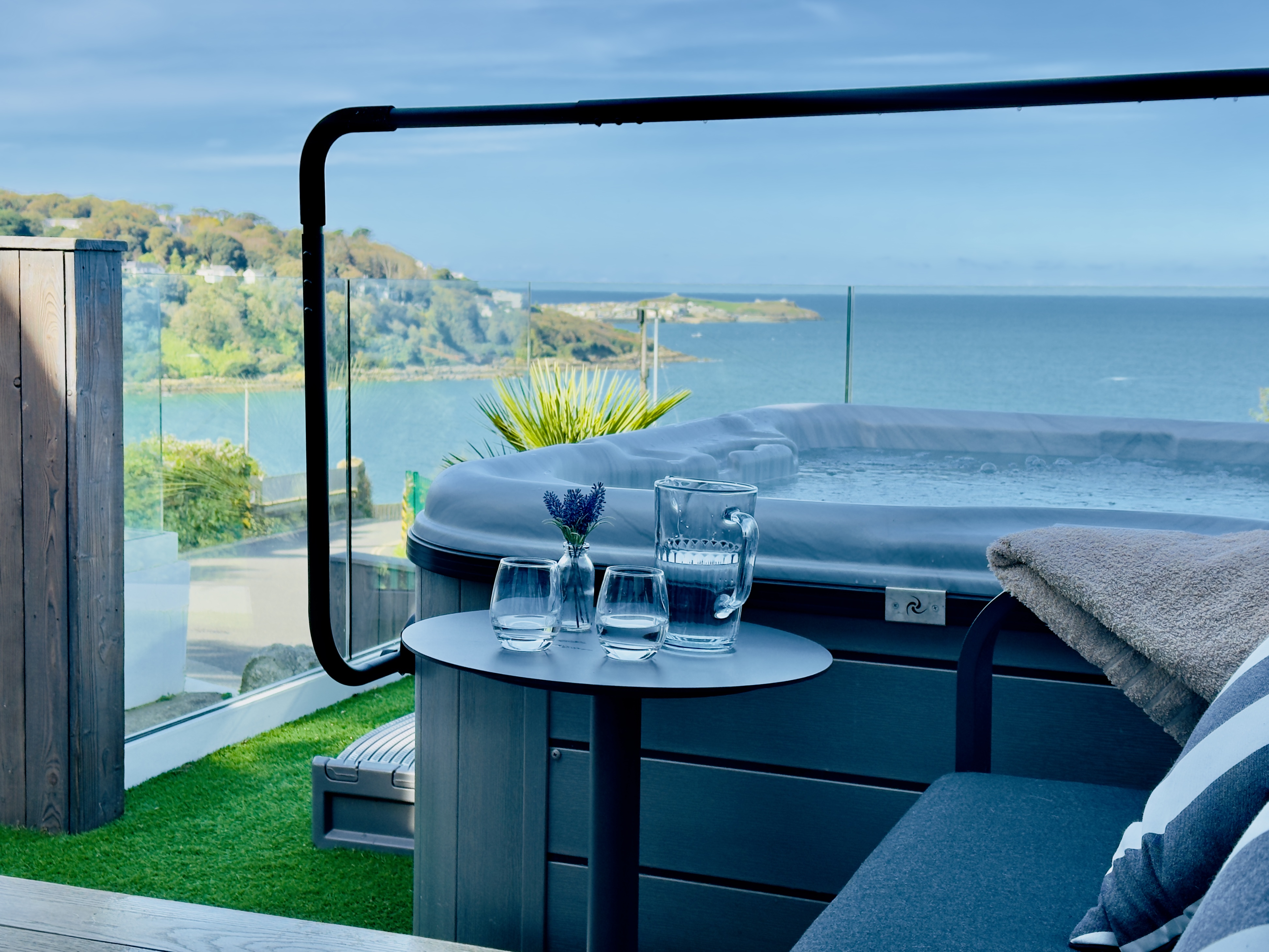 Bayvista, Carbis Bay, Cornwall. Hot tub. Smart TV. Pet-friendly. Sea view. Open plan. Near to beach