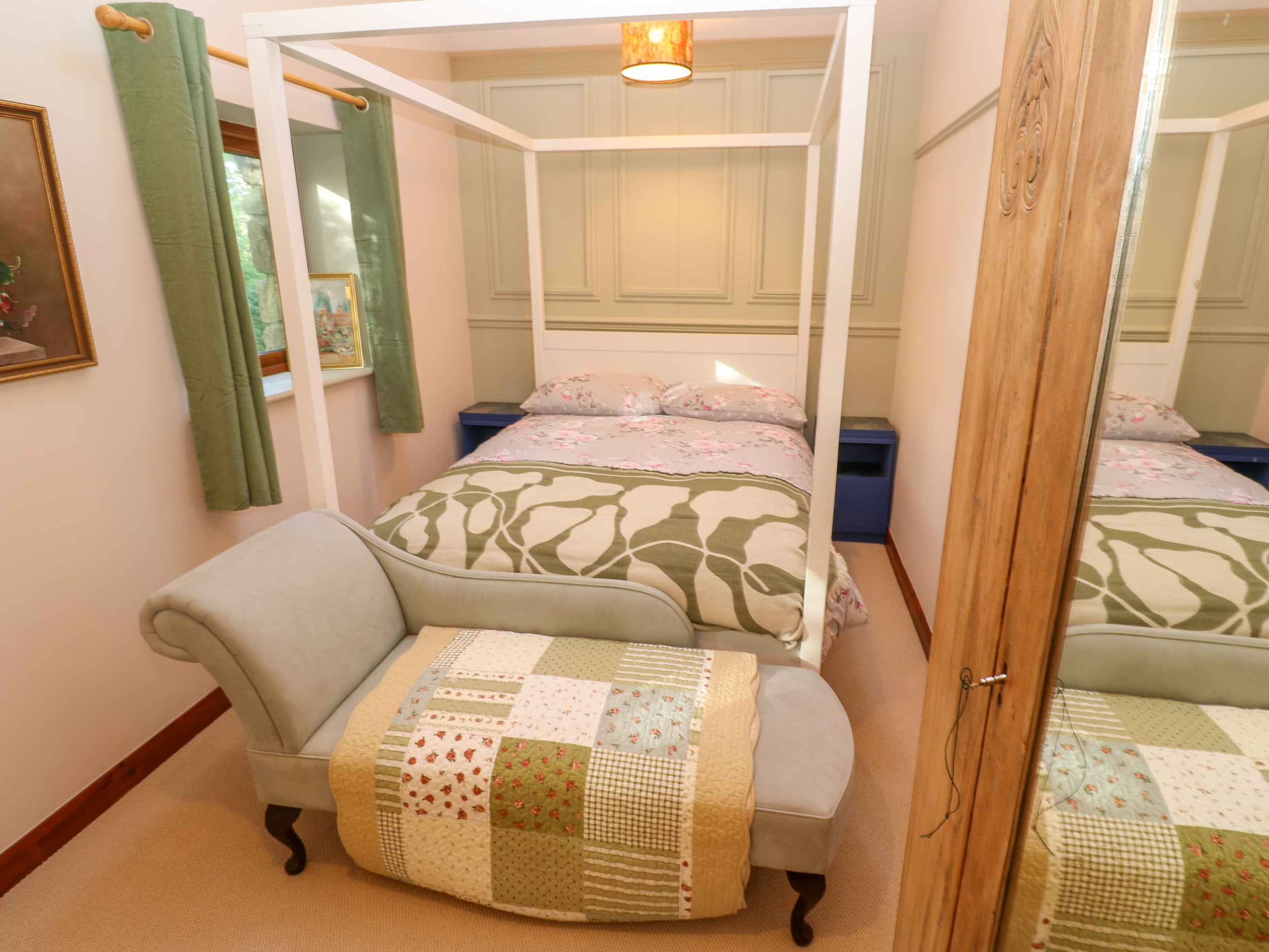 Harvey's House in Lowertown near Helston, Cornwall. Hot tub. EV Charging available. Off-road parking