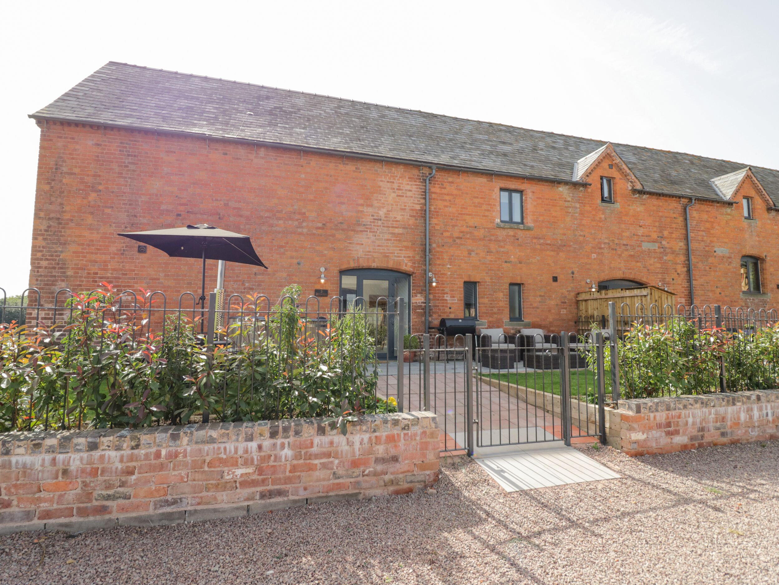 Plough Share, Huntley, Gloucestershire. Barn conversion. Contemporary. Wood-fired hot tub. Two pets.