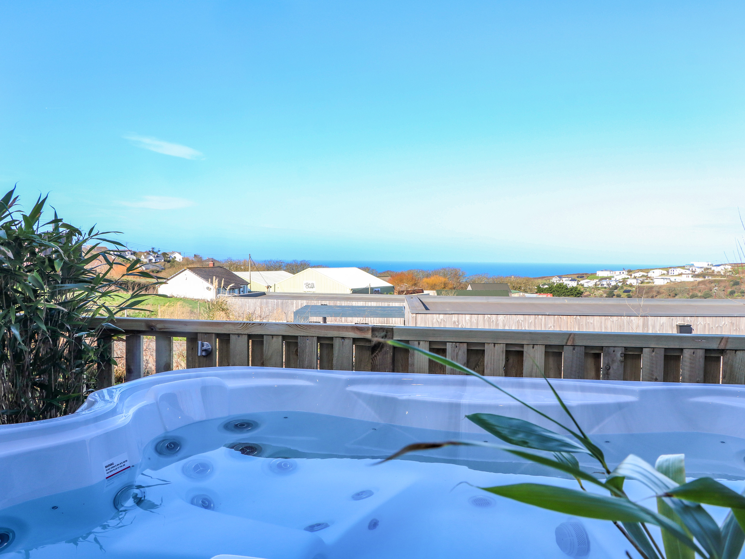 Bay View in Portreath, Cornwall. Pet-friendly. Hot tub. Bathroom TV. Nearby amenities. Coastal views