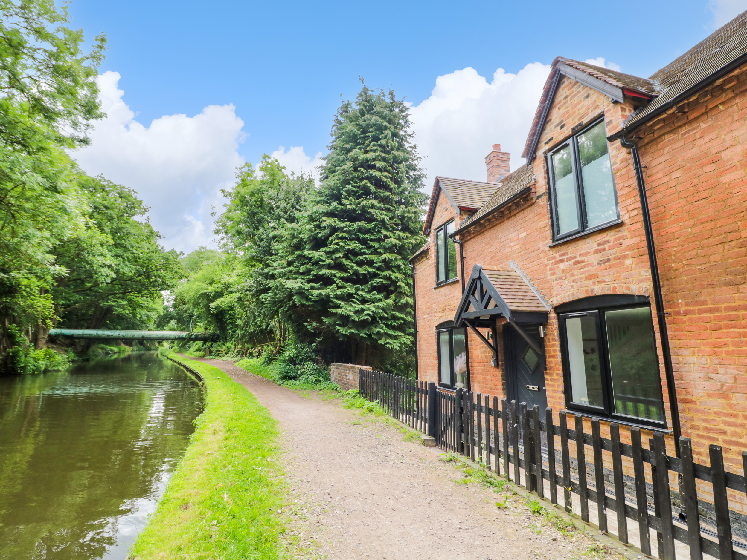 Botterham House, Wombourne, Staffordshire. Sleeps 10. Canal views. Dog-friendly. Off-road parking. 