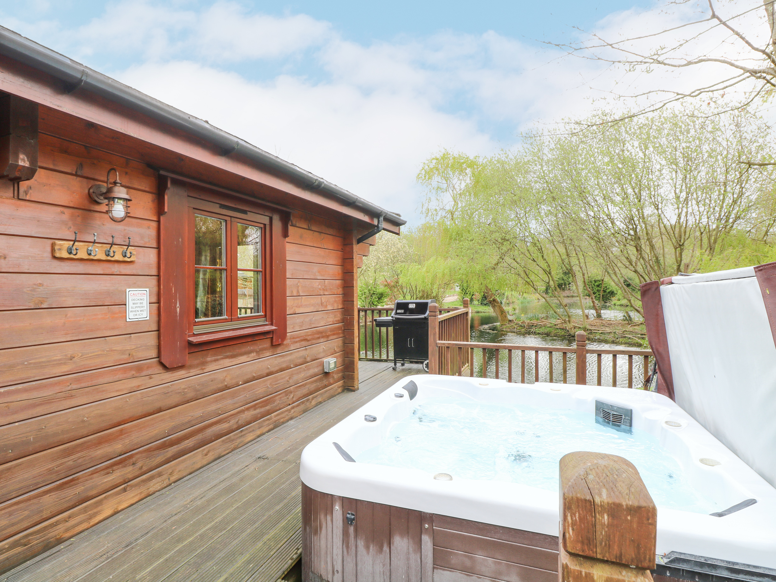 Kingfisher Lodge, in Badwell Ash in Suffolk. Lakeside cabin. Adults only. Remote. Hot tub. Barbecue.