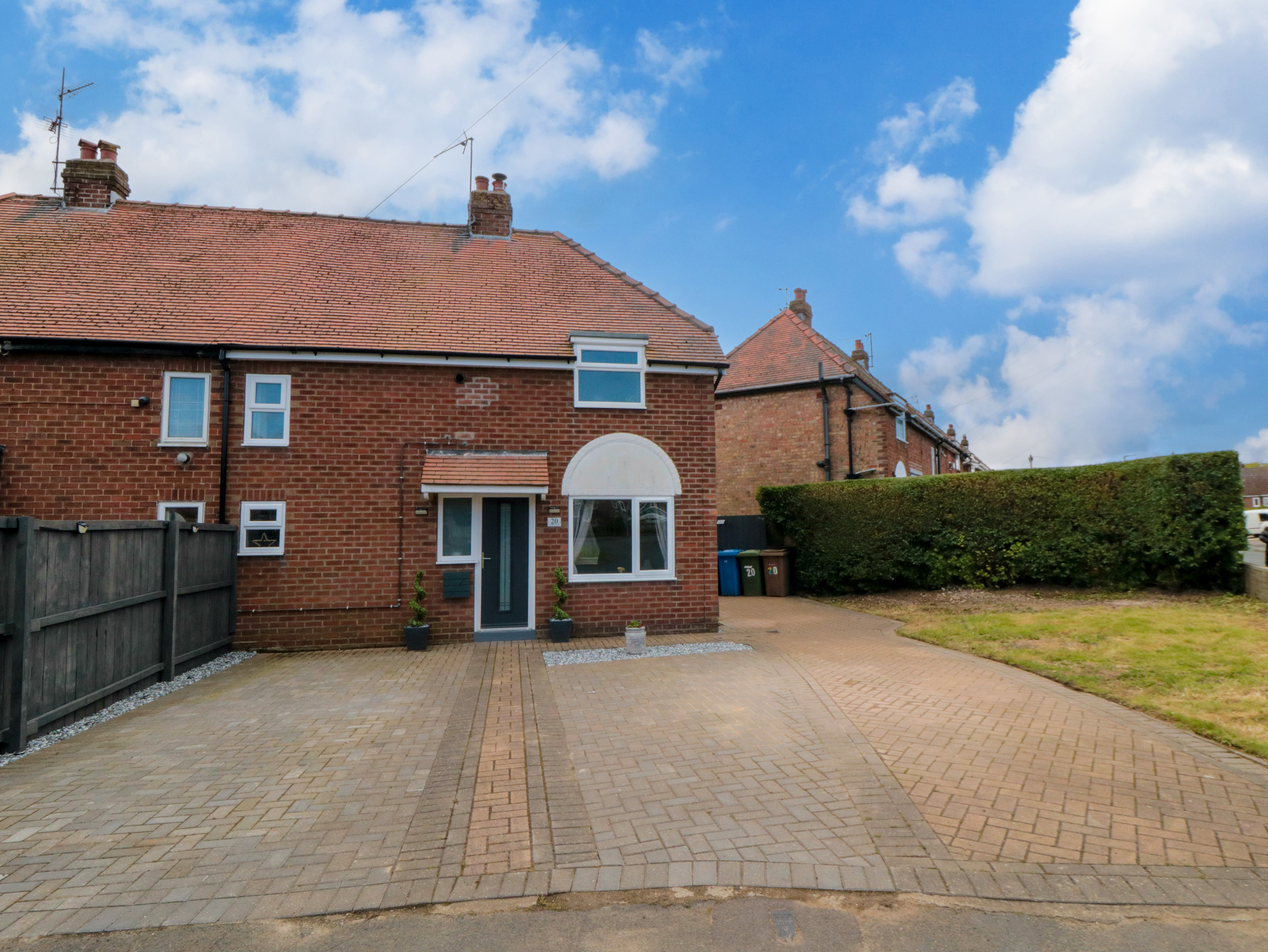 Corner Cottage in Bridlington, East Riding of Yorkshire. Pet-friendly. Woodburning stove. Near shop.