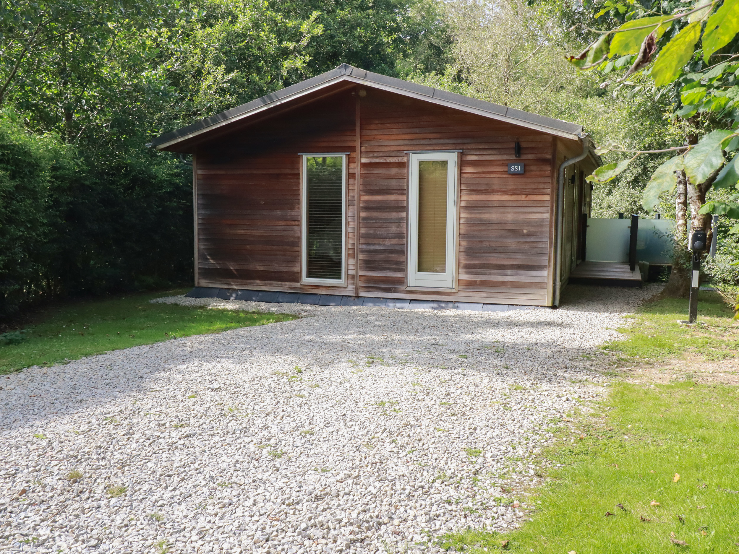 1 Streamside near Lanreath, Cornwall. Luxury lodge. Hot tub. Pet-friendly. Short drive to the beach.