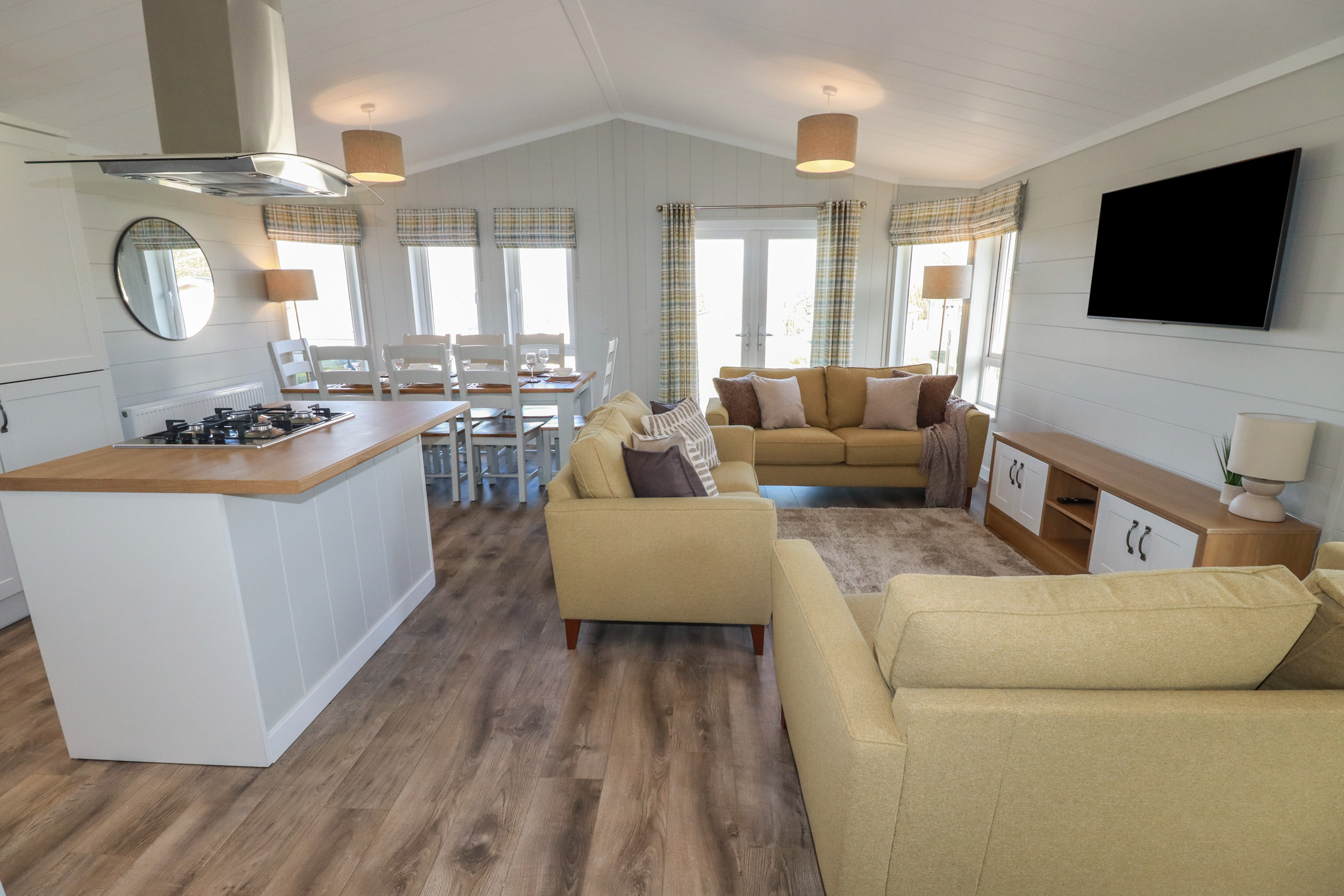 4 Meadow Retreat is in Dobwalls in Cornwall. Luxury lodge. Pet-friendly. WiFi. Terrace with hot tub.