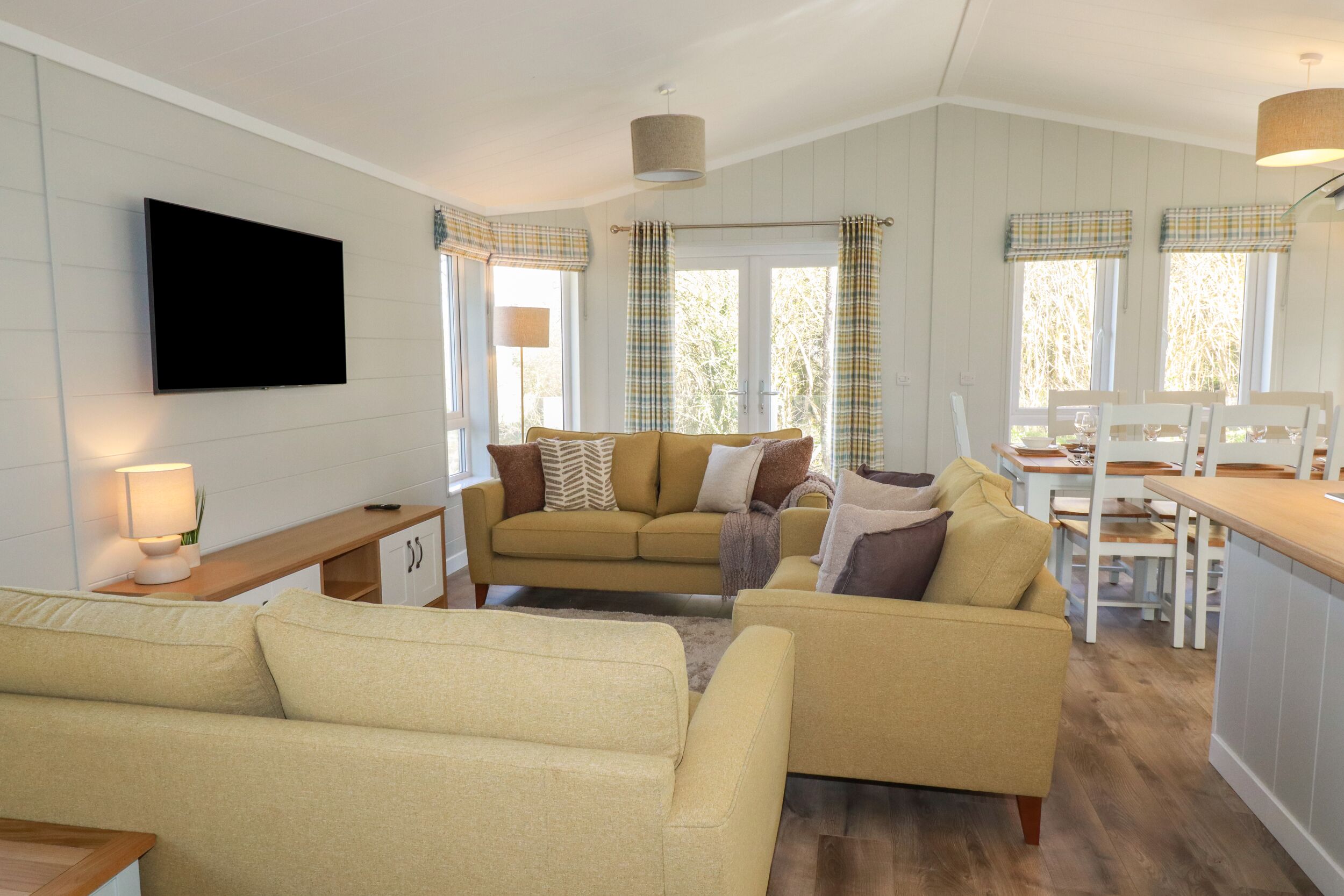 23 Meadow Retreat, in Dobwalls, Cornwall. Single-storey. One pet. Open-plan living. Private hot tub.