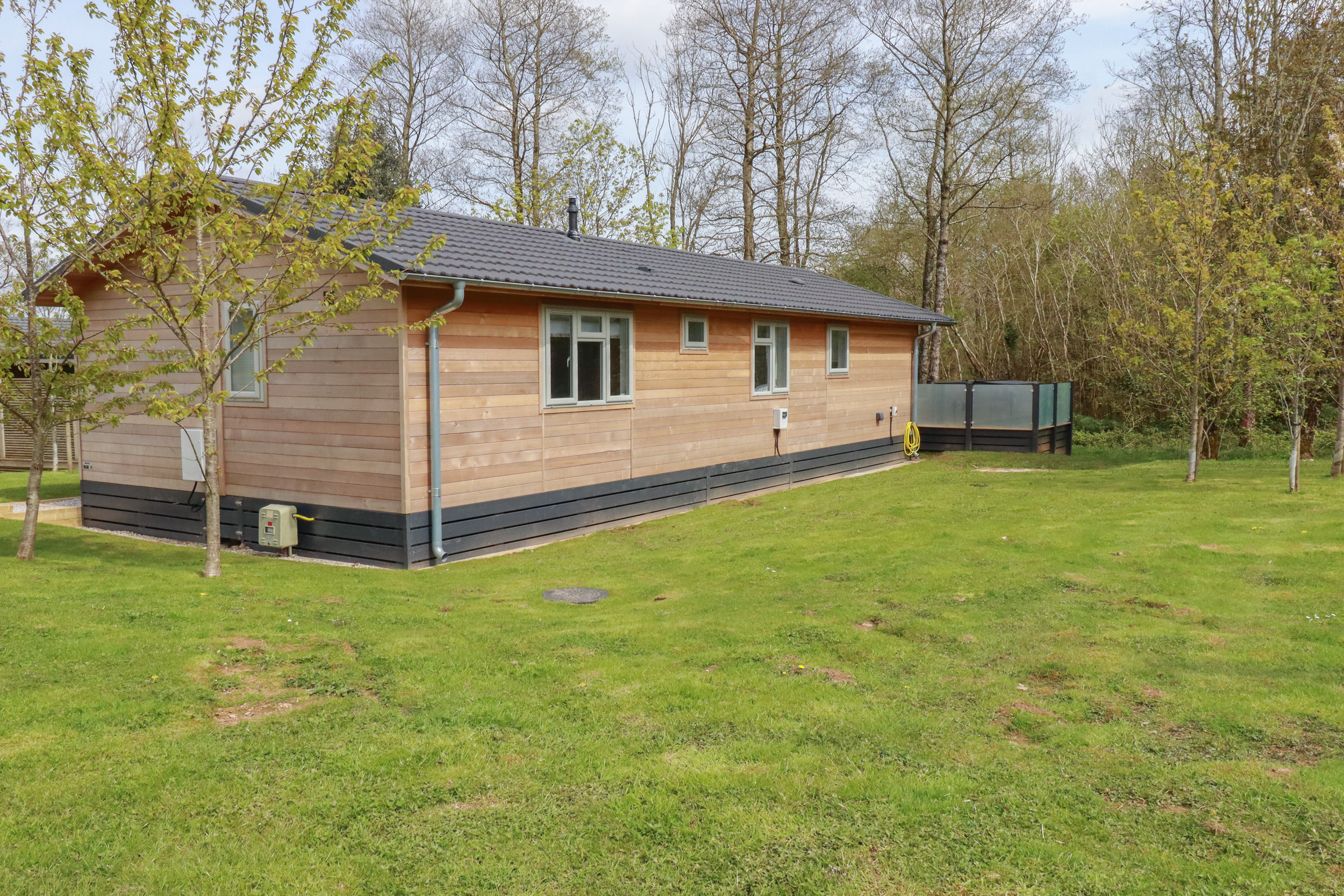 23 Meadow Retreat, in Dobwalls, Cornwall. Single-storey. One pet. Open-plan living. Private hot tub.