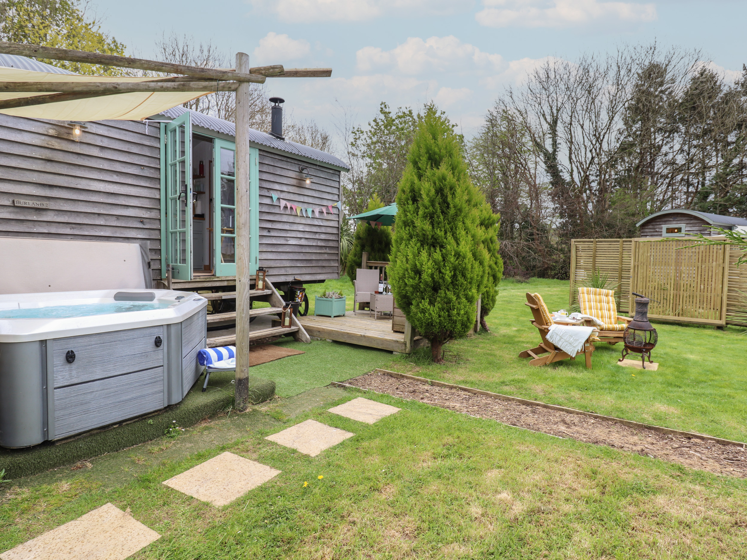 Burr 2 Shepherds Hut, Swimbridge near Barnstaple, Devon. Hot tub. Off-road parking. Open-plan. Fire.