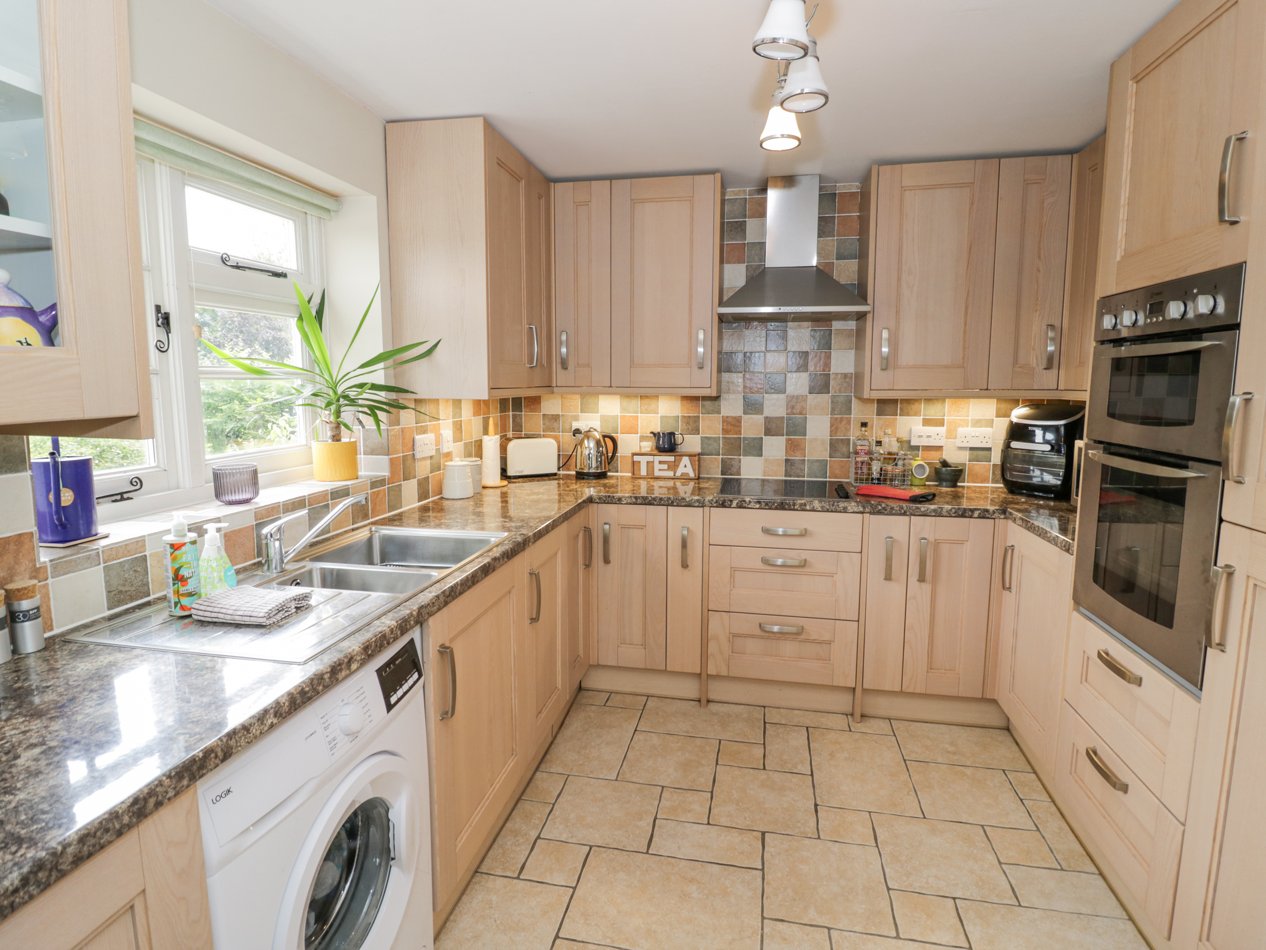 Orchard View, Hartpury, Gloucestershire. Sleeps 4. Hot tub. Family-friendly. Rural setting. Parking.