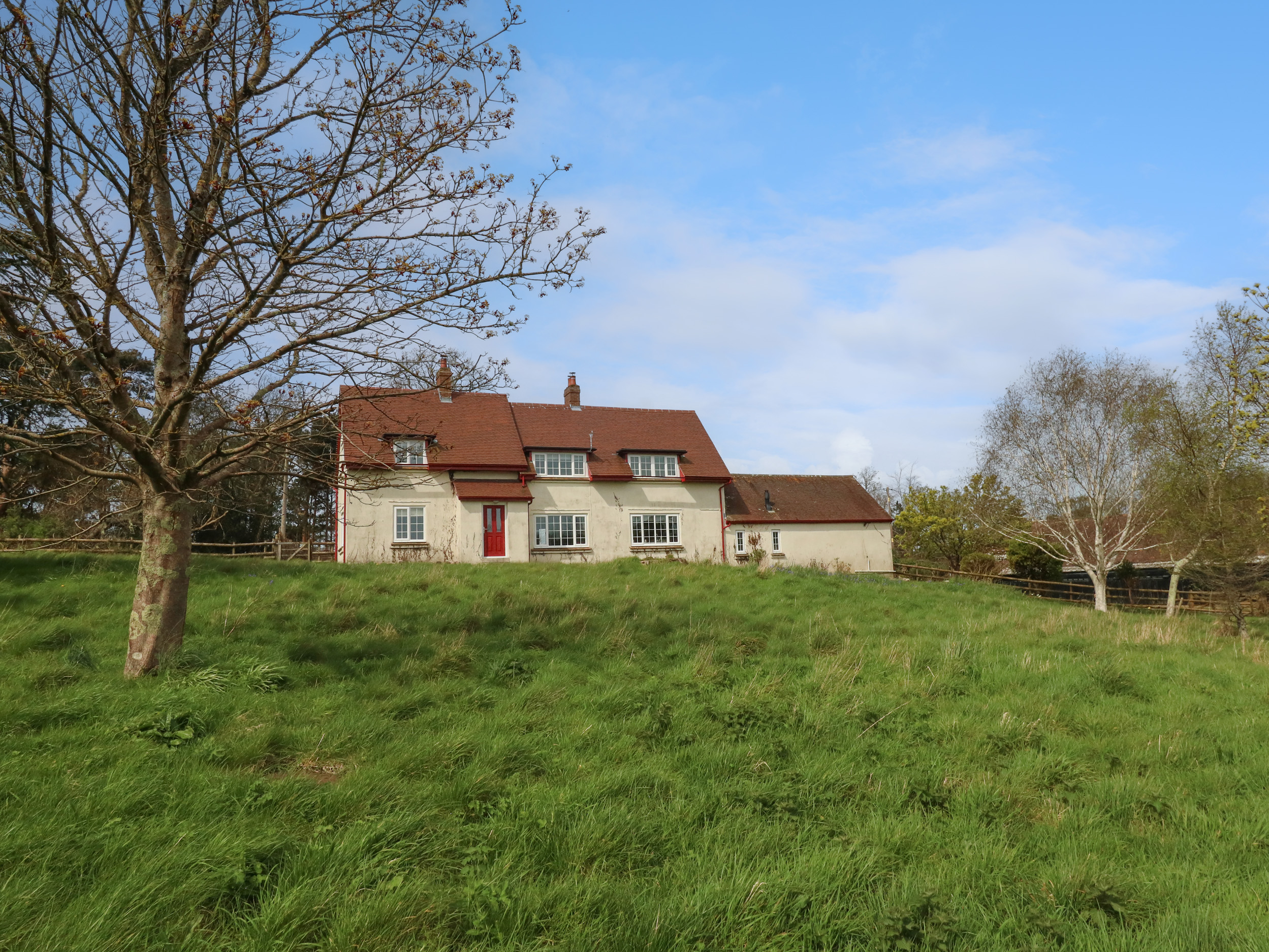 Rempstone Farmhouse, Corfe Castle in Dorset. Woodburning stove. Rural location. Games room. Hot tub.