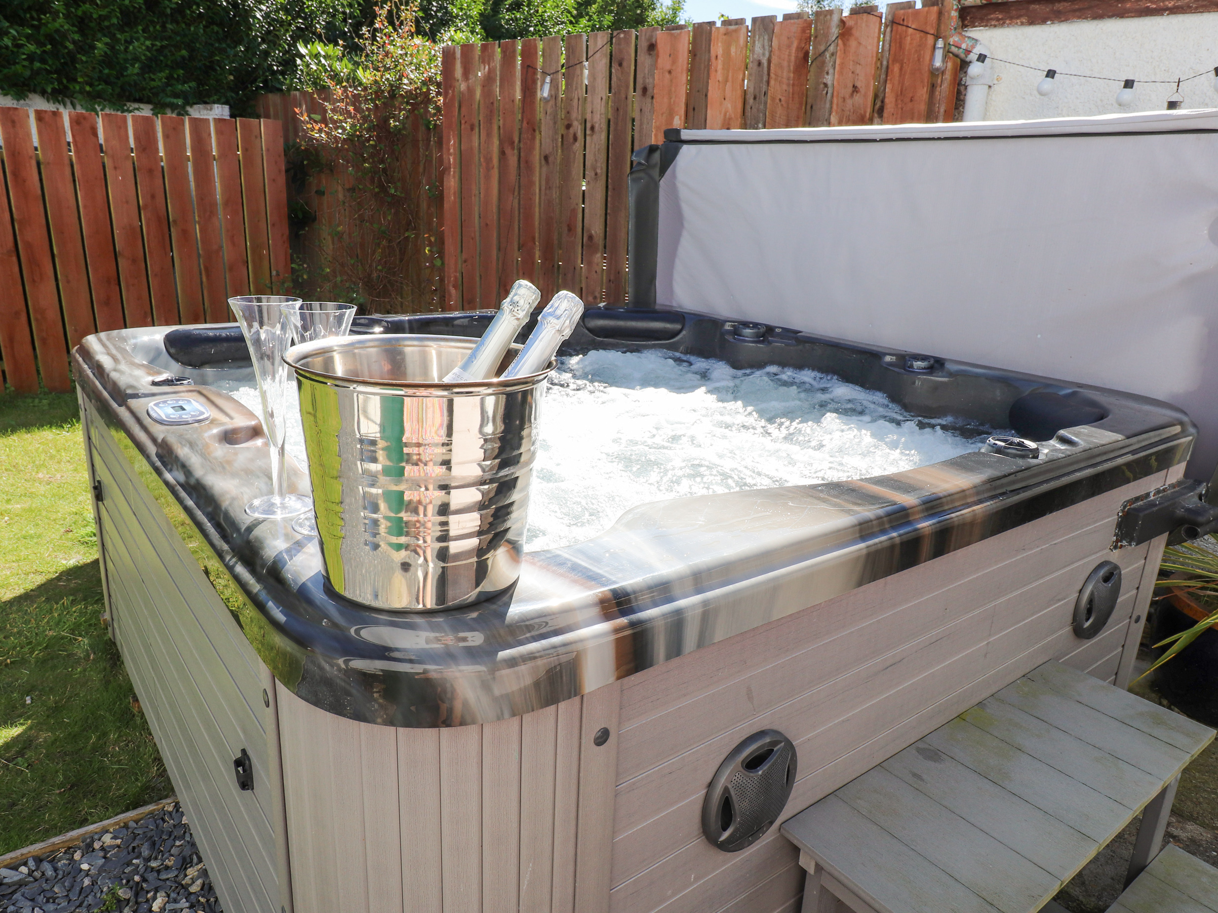 The White House in Llanbedrog, Gwynedd. Hot tub. Close to beach. Pet- friendly. Off-road parking. TV