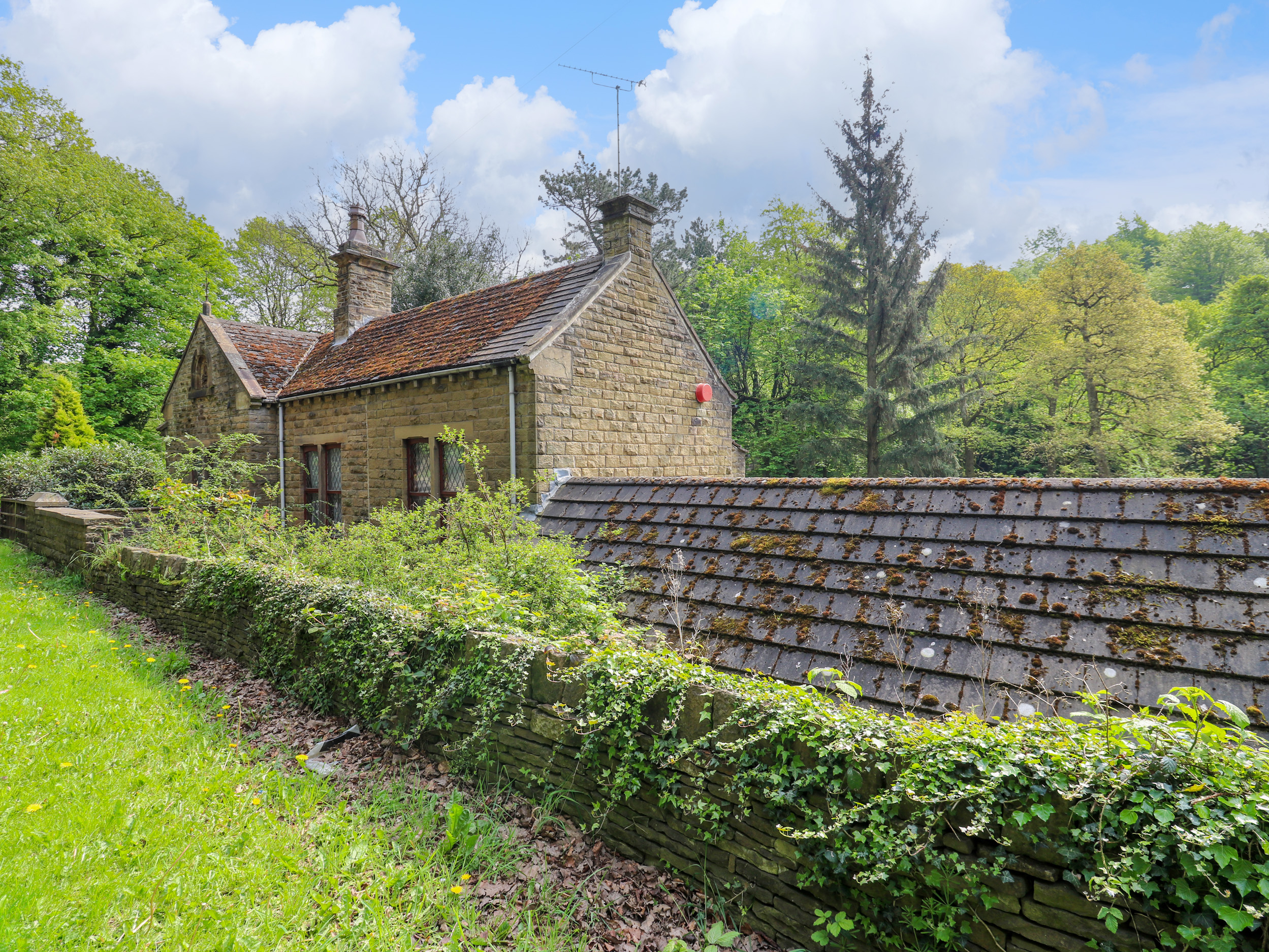 Highwood Lodge, Denby Dale, West Yorkshire. Smart TV. Hot tub. Close to pub. Close to Peak District.