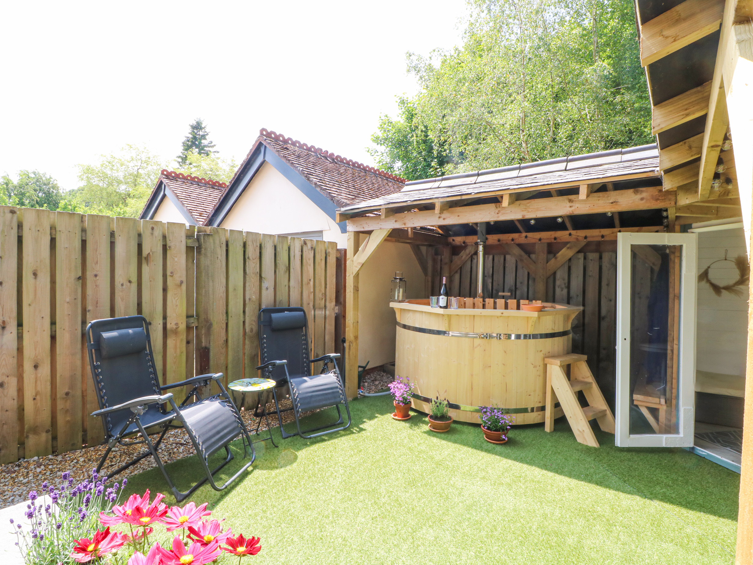 Rising Sun Cottage, in Nannerch, Flintshire. Hot tub. Enclosed garden. Open-plan. Barbecue. Netflix.