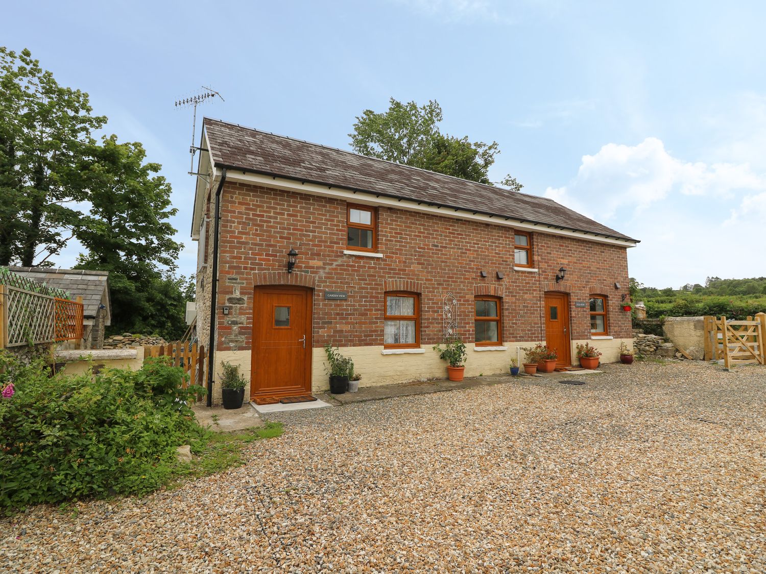 Field View, Llanybydder, Carmarthenshire. Off-road parking. Pet-friendly. Hot tub. Countryside views