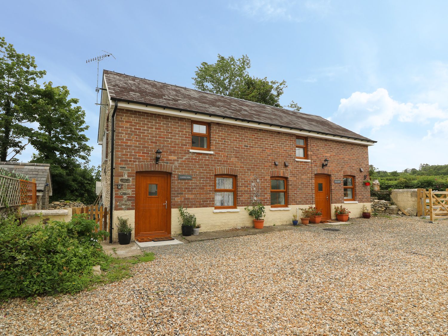 Garden View,  Llanybydder, West Wales. Hot tub. Enclosed patio. Off-road parking. Pet-friendly. WiFi