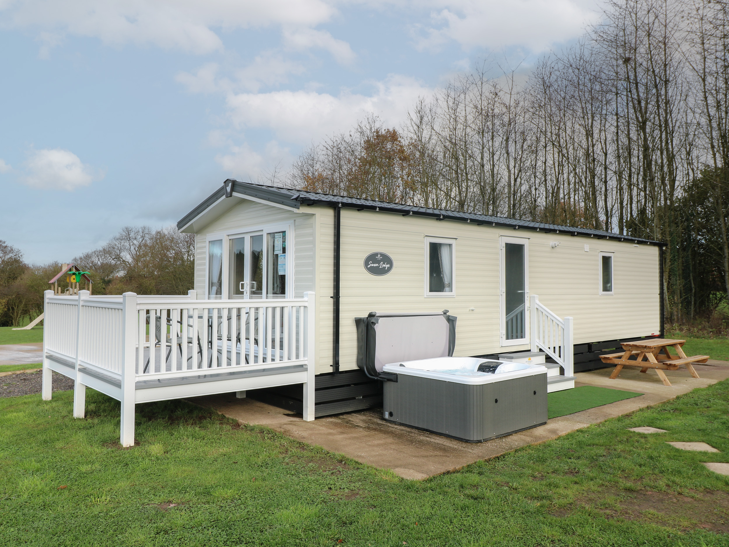 Swan Lake Lodges 1, Swannington, Leicestershire. Hot tub. Enclosed garden. Dishwasher. Single-storey