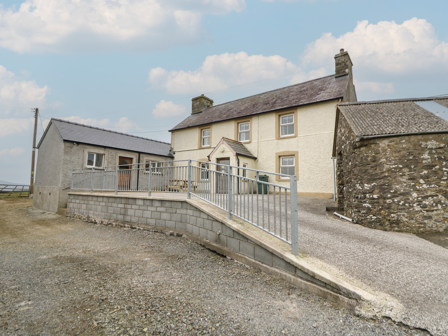 3 bedroom Cottage for rent in Newport