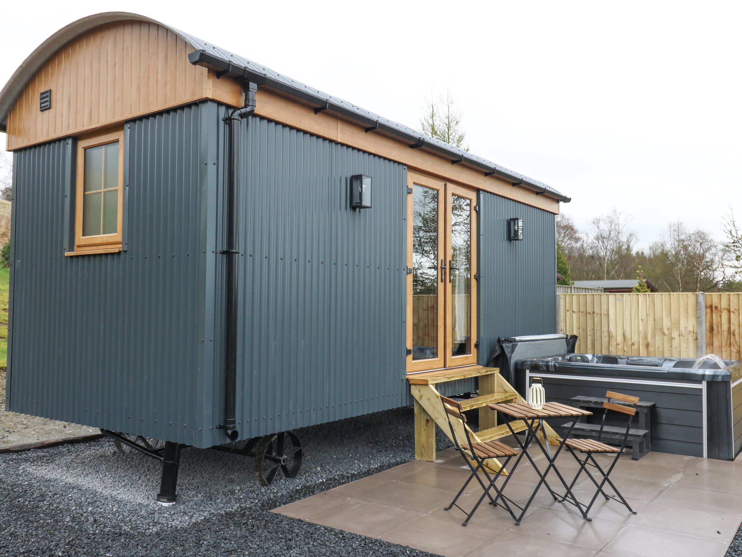 Dam View Shepherds Hut in Rhayader, Powys. Couple's retreat. Open-plan living. Mountain views. WiFi.