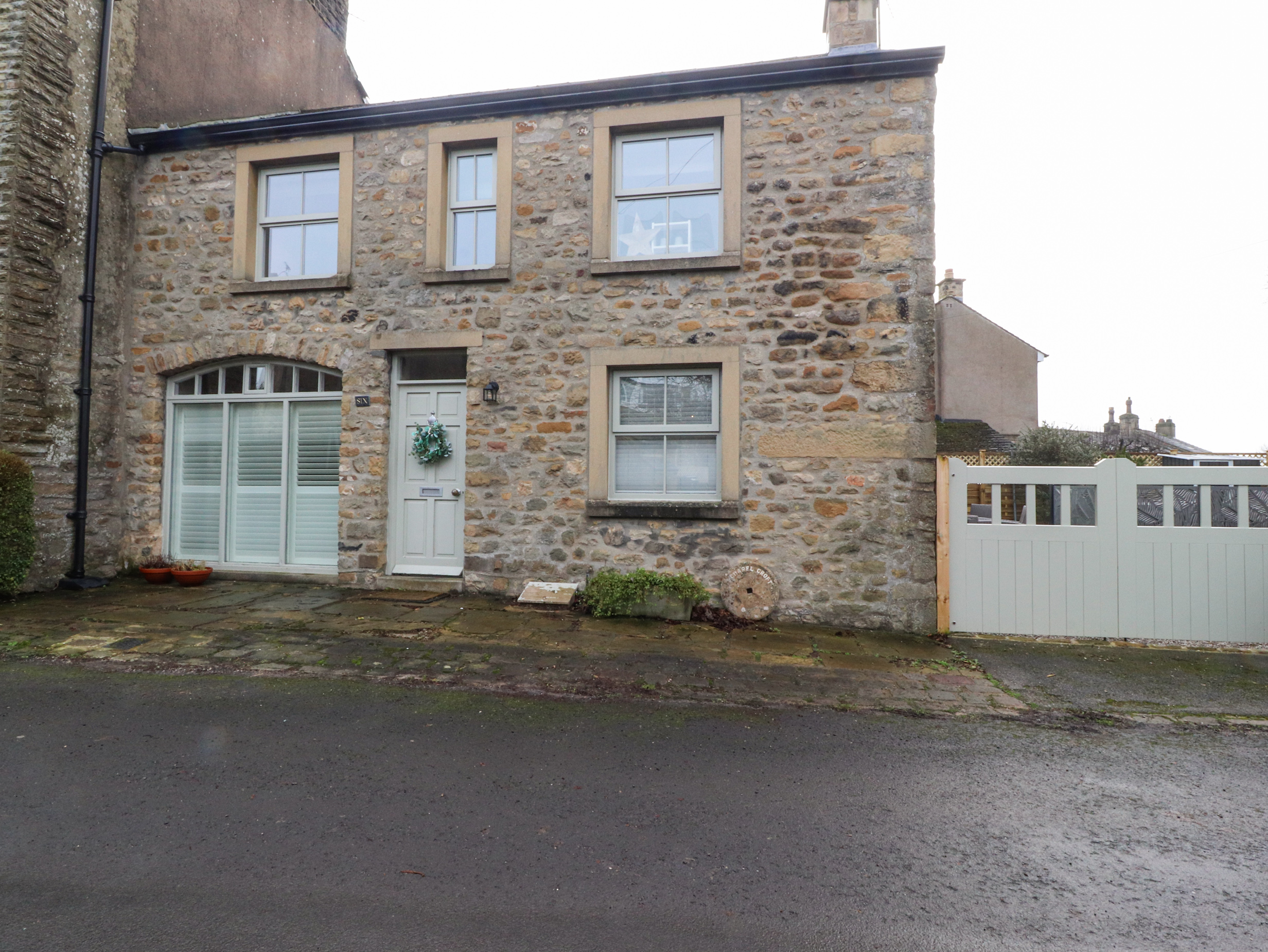 Chapel Croft, Long Preston. Hot tub. Smart TV. Yorkshire Dales National Park. Near pub. Allows pets.