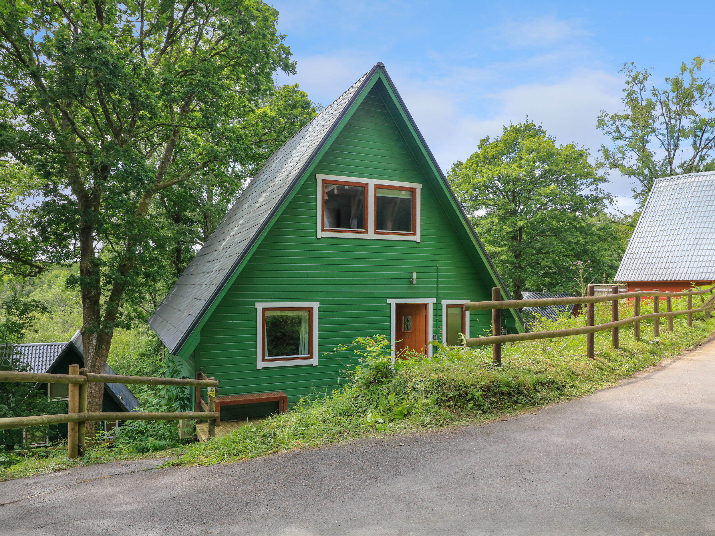 Lodge 52 - Orchid Lodge, near Chudleigh in Devon. On-site facilities. Open-plan. Pets. Hot tub. WiFi