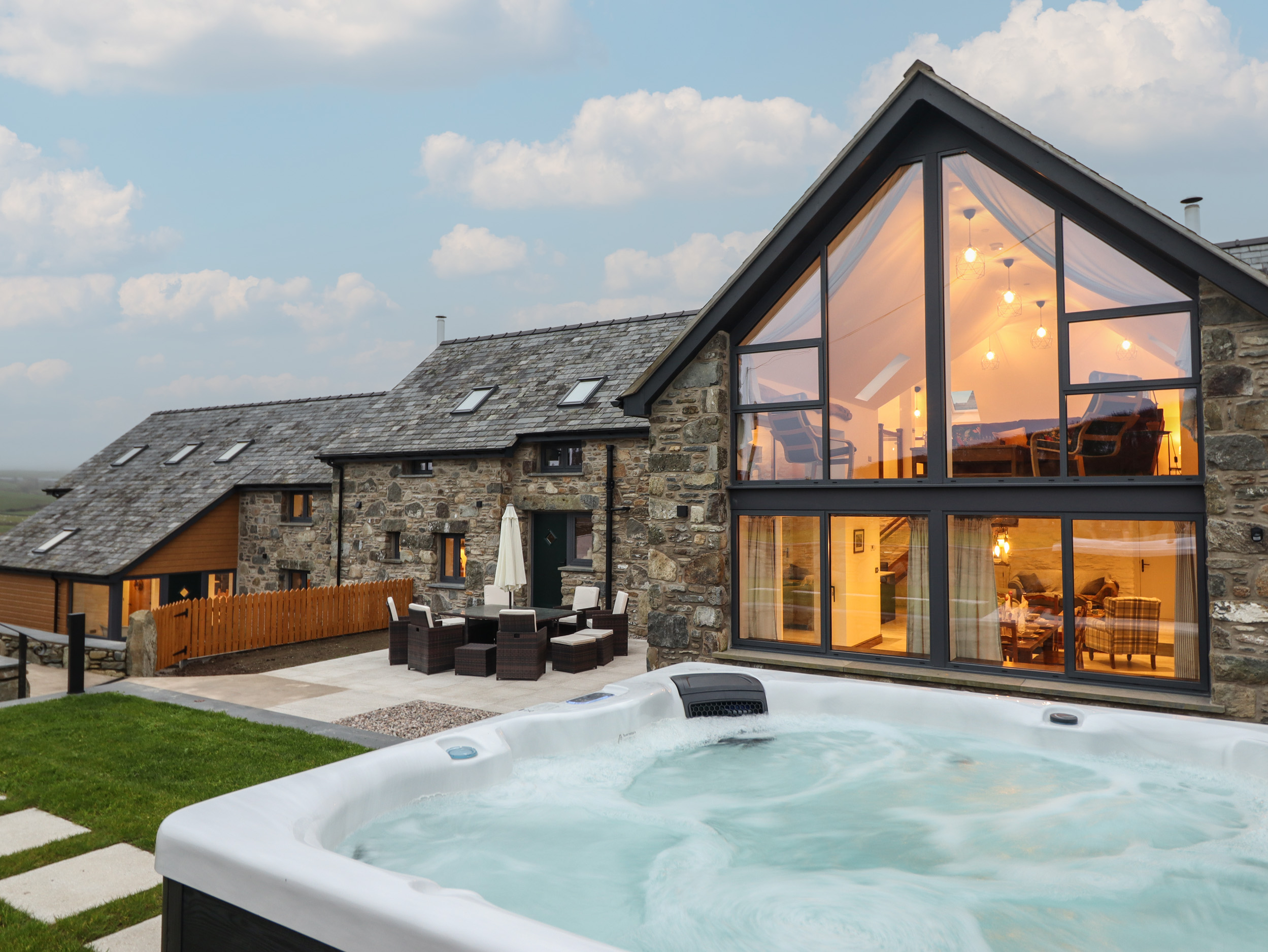 Y Côr, Glasfryn, Conwy. Hot tub. Woodburning stove. Near Eryri (Snowdonia) National Park. En-suites.