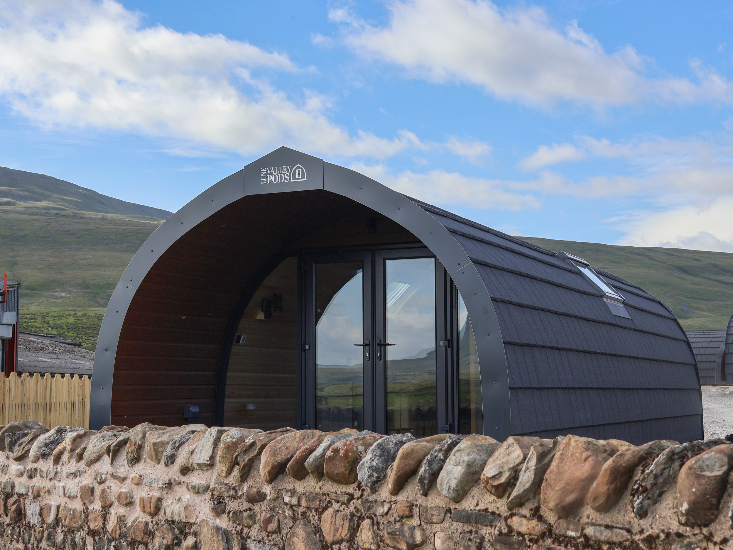 Woodpecker Chapel Le Dale Ingleton, North Yorkshire. Countryside views. Open-plan. Hot tub. Smart TV